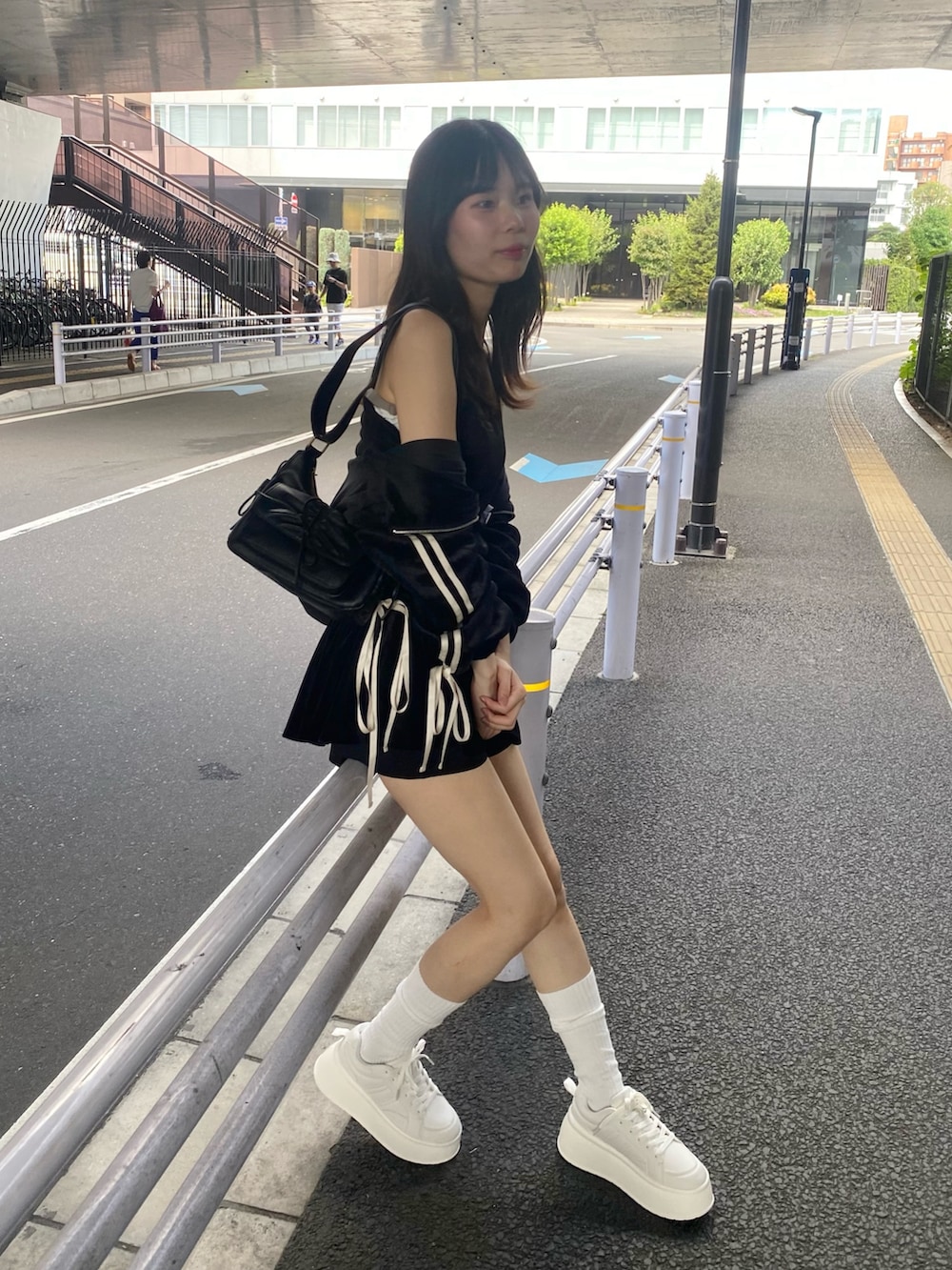 「高身長、高身長女子、骨格ウェーブ、ベロア、ブラック、セットアップ、きれいめコーデ、ラクチンコーデ、キレイめカジュアル、お出かけコーデ、オトナカジュアル、秋カラー、秋服コーデ、大人ガーリー、旅行コーデ」|「one after another NICE CLAUPのサイドリボンドロストキャミワンピース(ワンピース、ブラック系)」を使った、moeさん(骨格ウェーブ・レディース・174cm)の秋コーディネートの7枚目の写真
