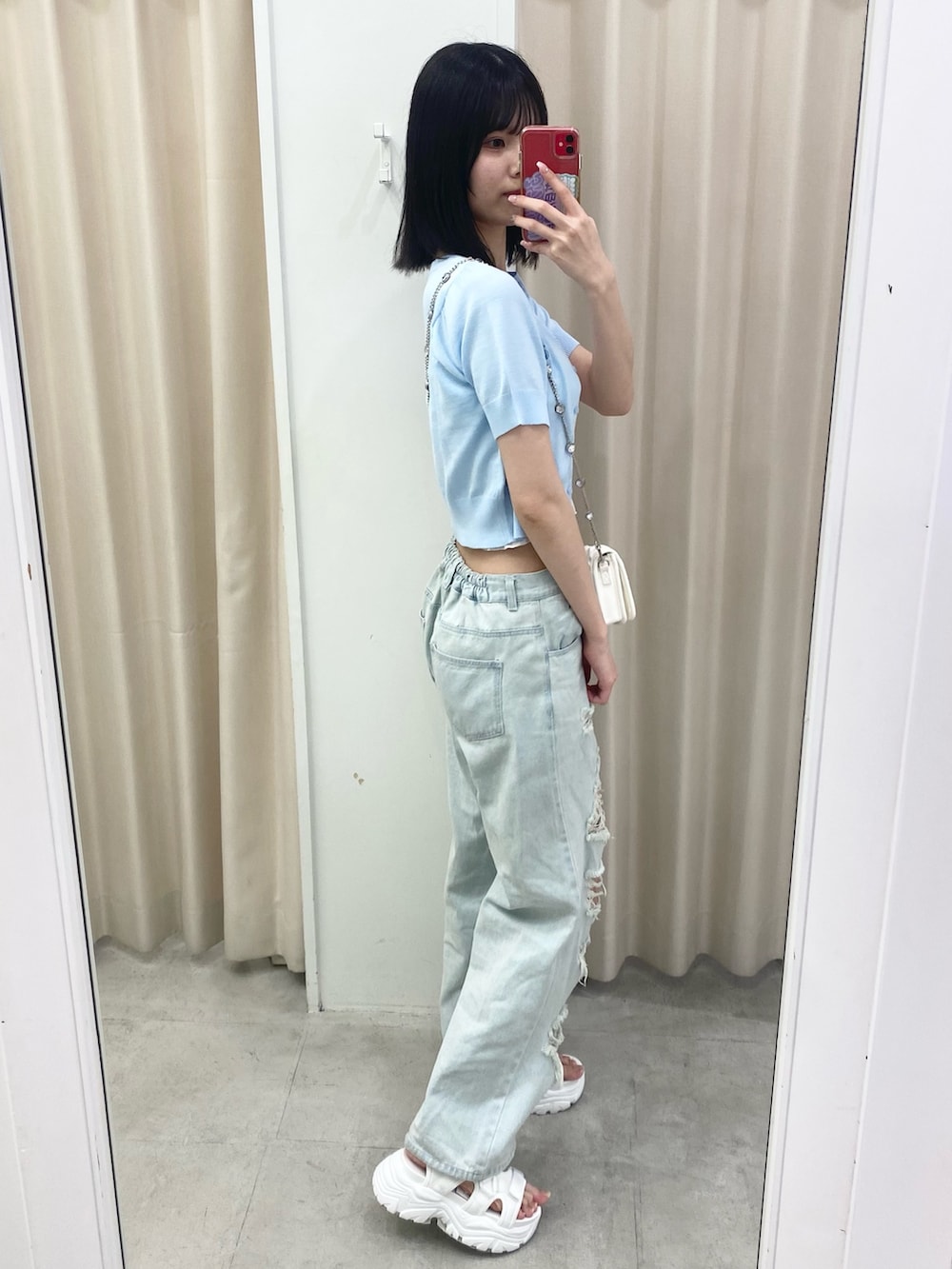 「ナイスクラップ、骨格ウェーブ、高身長、高身長女子、高身長コーデ、ootd、one after another NICE CLAUP、最近のいい感じコーデ、デニム、デニムパンツ、パンツスタイル、オトナカジュアル、お出かけコーデ、おしゃれさんと繋がりたい、オトナ女子」｜「one after another NICE CLAUPのワンポイントロゴ/サマーニットカーディガン（カーディガン/ボレロ、ブルー系）」を使った、moeさん（レディース・174cm）の冬コーディネートの3枚目の写真