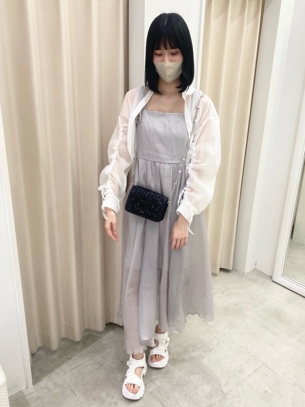 「ナイスクラップ、骨格ウェーブ、高身長、高身長女子、高身長コーデ、one after another NICE CLAUP、ootd、最近のいい感じコーデ、オトナカジュアル、オトナ女子、ワンピース、スニーカー、女子会コーデ、ママコーデ、お出かけコーデ」|「one after another NICE CLAUPのリバーシブルキャミワンピース(ワンピース、グレー系)」を使った、moeさん(レディース・174cm)の冬コーディネートの3枚目の写真