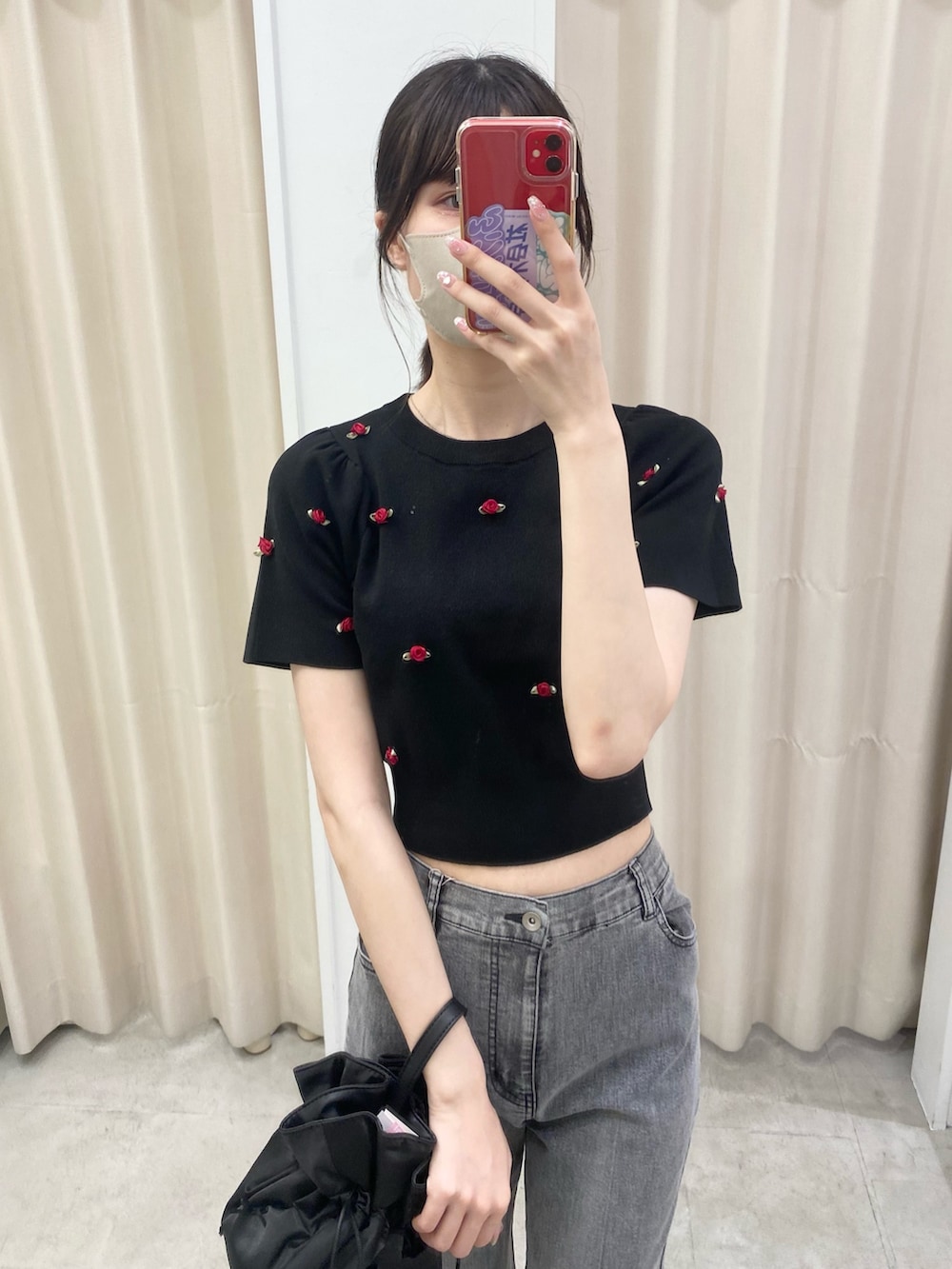 「ナイスクラップ、高身長、骨格ウェーブ、高身長女子、高身長コーデ、ootd、one after another NICE CLAUP、オトナカジュアル、お出かけコーデ、おしゃれさんと繋がりたい、オトナ女子、シンプルコーデ、シンプル、モノトーン、デニム」｜「one after another NICE CLAUPのローズサマーニット（ニット/セーター、ブラック系）」を使った、moeさん（レディース・174cm）の冬コーディネートの4枚目の写真
