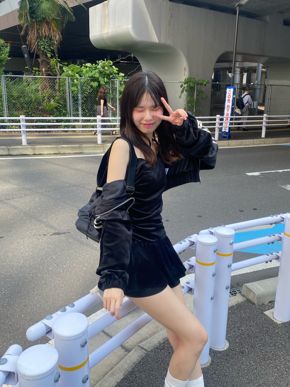 「高身長、高身長女子、骨格ウェーブ、ベロア、ブラック、セットアップ、きれいめコーデ、ラクチンコーデ、キレイめカジュアル、お出かけコーデ、オトナカジュアル、秋カラー、秋服コーデ、大人ガーリー、旅行コーデ」|「one after another NICE CLAUPのサイドリボンドロストキャミワンピース(ワンピース、ブラック系)」を使った、moeさん(骨格ウェーブ・レディース・174cm)の秋コーディネートの3枚目の写真