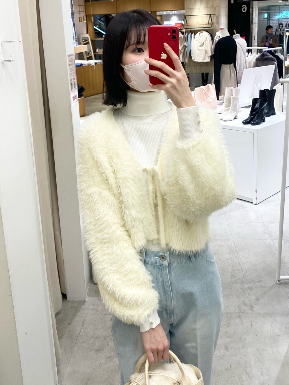 「ナイスクラップ、高身長女子、骨格ウェーブ、高身長コーデ、ootd、プチプラ、デニム、パンツスタイル、カジュアルコーデ、カジュアル、シンプルコーデ、シンプル、お出かけコーデ、オトナカジュアル、おしゃれさんと繋がりたい」|「one after another NICE CLAUPのハートボタンハイネックニット(ニット/セーター、ホワイト系)」を使った、moeさん(レディース・174cm)の冬コーディネートの3枚目の写真