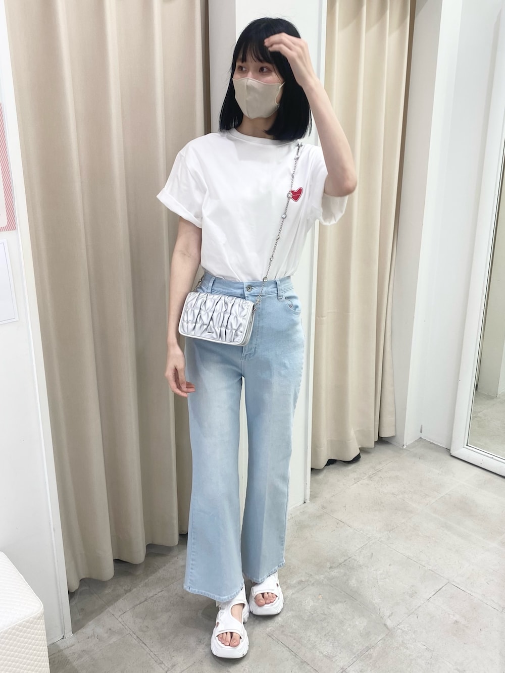 「ナイスクラップ、骨格ウェーブ、高身長女子、高身長コーデ、高身長、おしゃれさんと繋がりたい、ootd、one after another NICE CLAUP、お出かけコーデ、オトナカジュアル、オトナ女子、パンツスタイル、デニム、デニムパンツ、モノトーン」｜「one after another NICE CLAUPの【LIMMSE】ロゴTシャツ（Tシャツ/カットソー、ホワイト系）」を使った、moeさん（レディース・174cm）の冬コーディネートの2枚目の写真