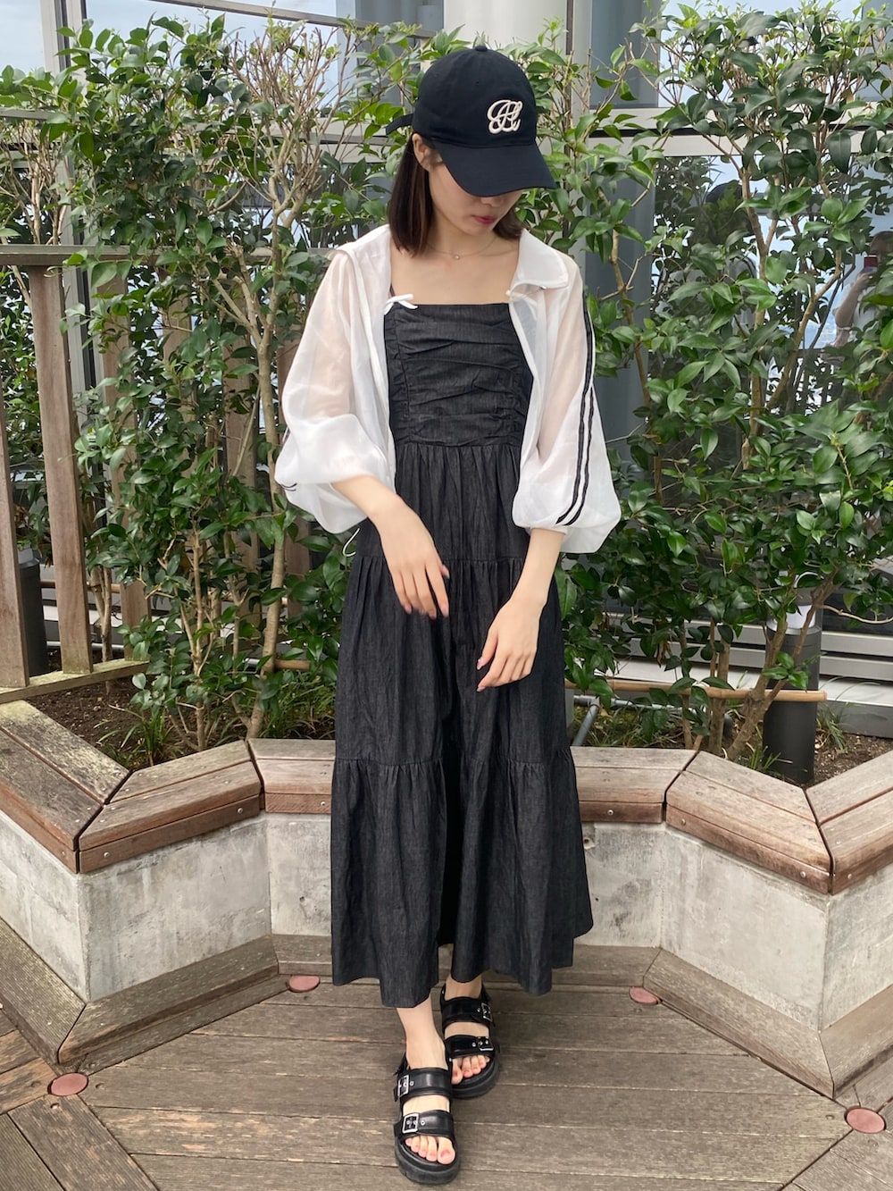 「ナイスクラップ、ootd、one after another NICE CLAUP、骨格ウェーブ、高身長、高身長女子、高身長コーデ、ブラック、モノトーン、ワンピース、お出かけコーデ、オトナカジュアル、おしゃれさんと繋がりたい、オトナ女子、シンプルコーデ」｜「one after another NICE CLAUPのヘアクリップリボン付き/ティアードキャミワンピース（ワンピース、ブラック系）」を使った、moeさん（レディース・174cm）の冬コーディネートの4枚目の写真