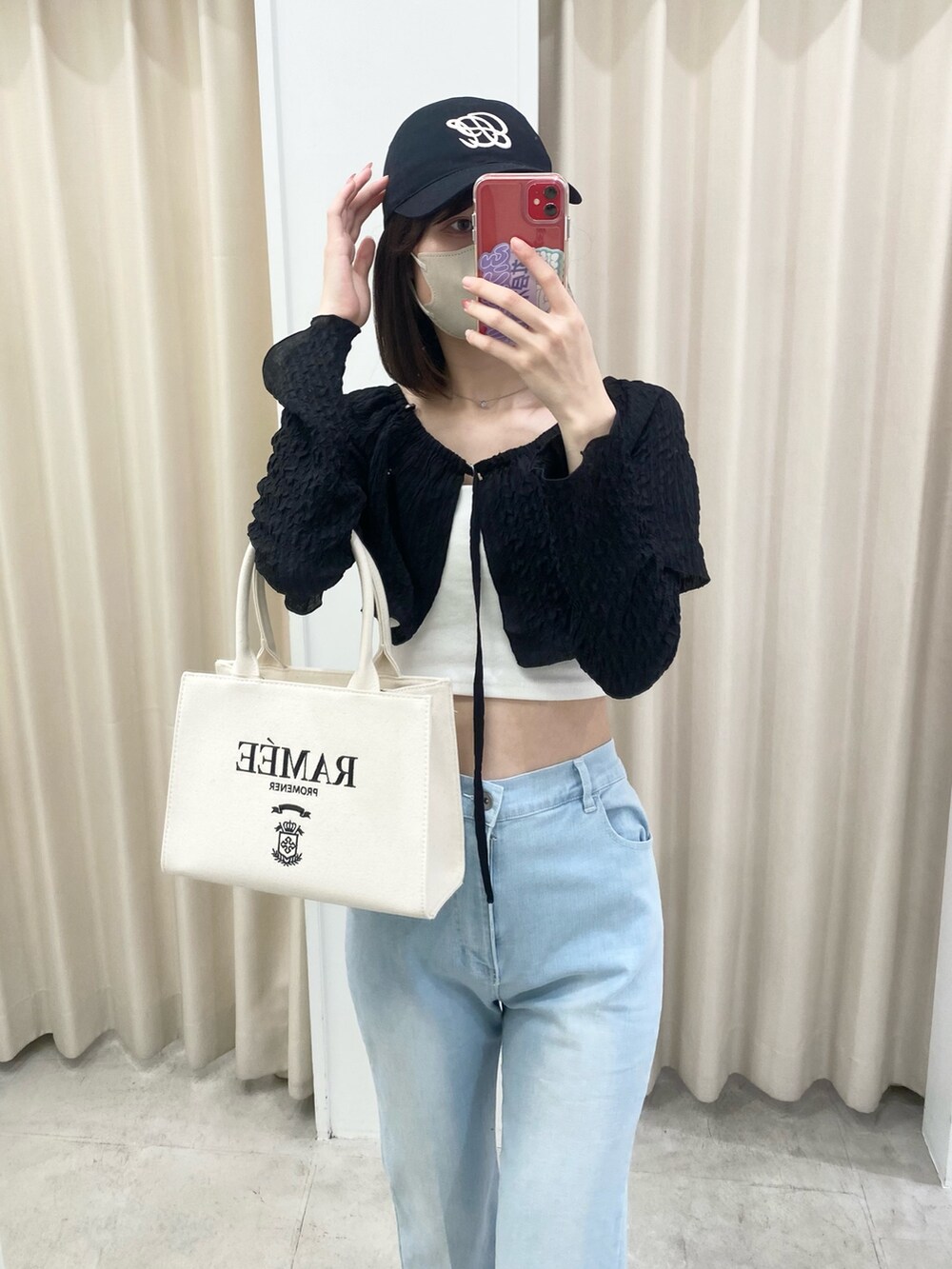 「最近のいい感じコーデ、デニム、デニムパンツ、パンツスタイル、カジュアル、カジュアルコーデ、ナイスクラップ、骨格ウェーブ、高身長、高身長女子、高身長コーデ、オトナカジュアル、キレイめ、オトナカワイイ、着回しコーデ」｜「one after another NICE CLAUPのマルチウェイボレロトップス（Tシャツ/カットソー、ブラック系）」を使った、moeさん（レディース・174cm）の冬コーディネートの3枚目の写真