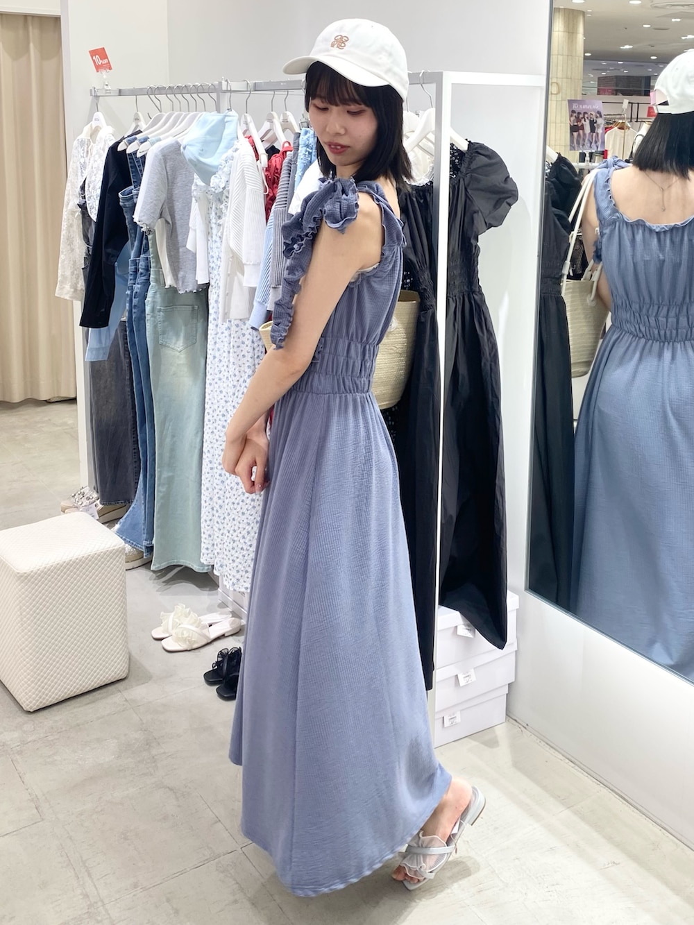 「ナイスクラップ、ワンピース、骨格ウェーブ、高身長、高身長女子、高身長コーデ、ootd、one after another NICE CLAUP、お出かけコーデ、オトナカジュアル、おしゃれさんと繋がりたい、オトナ女子、シンプルコーデ、シンプル、カラーコーデ」｜「one after another NICE CLAUPのリボン取り外し可能/肩リボンリラックスワンピース（ワンピース、ブルー系）」を使った、moeさん（レディース・174cm）の冬コーディネートの3枚目の写真