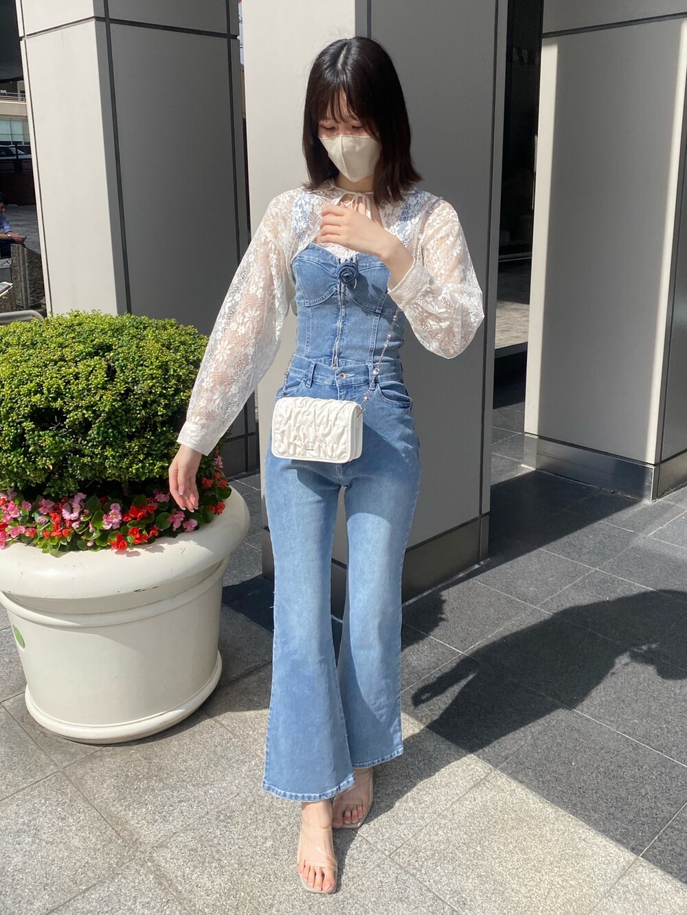 「ナイスクラップ、骨格ウェーブ、高身長、高身長女子、高身長コーデ、one after another NICE CLAUP、ootd、お出かけコーデ、オトナカジュアル、おしゃれさんと繋がりたい、オトナ女子、デニム、ハンドバッグ、デニムパンツ、シンプルコーデ」|「one after another NICE CLAUPのローズブローチ付きビスチェセットパンツ(サロペット/オーバーオール、ブルー系)」を使った、moeさん(レディース・174cm)の冬コーディネートの4枚目の写真