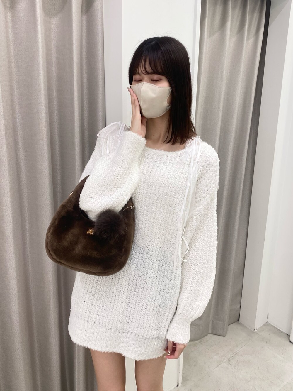「ナイスクラップ、骨格ウェーブ、ootd、outfit、one after another NICE CLAUP、高身長、高身長女子、高身長コーデ、ニット、スニーカー、ホワイト、ワンピース、お出かけコーデ、オトナカジュアル、おしゃれさんと繋がりたい」｜「one after another NICE CLAUPのプラットフォームスニーカー（スニーカー、ホワイト系）」を使った、moeさん（レディース・174cm）の冬コーディネートの5枚目の写真