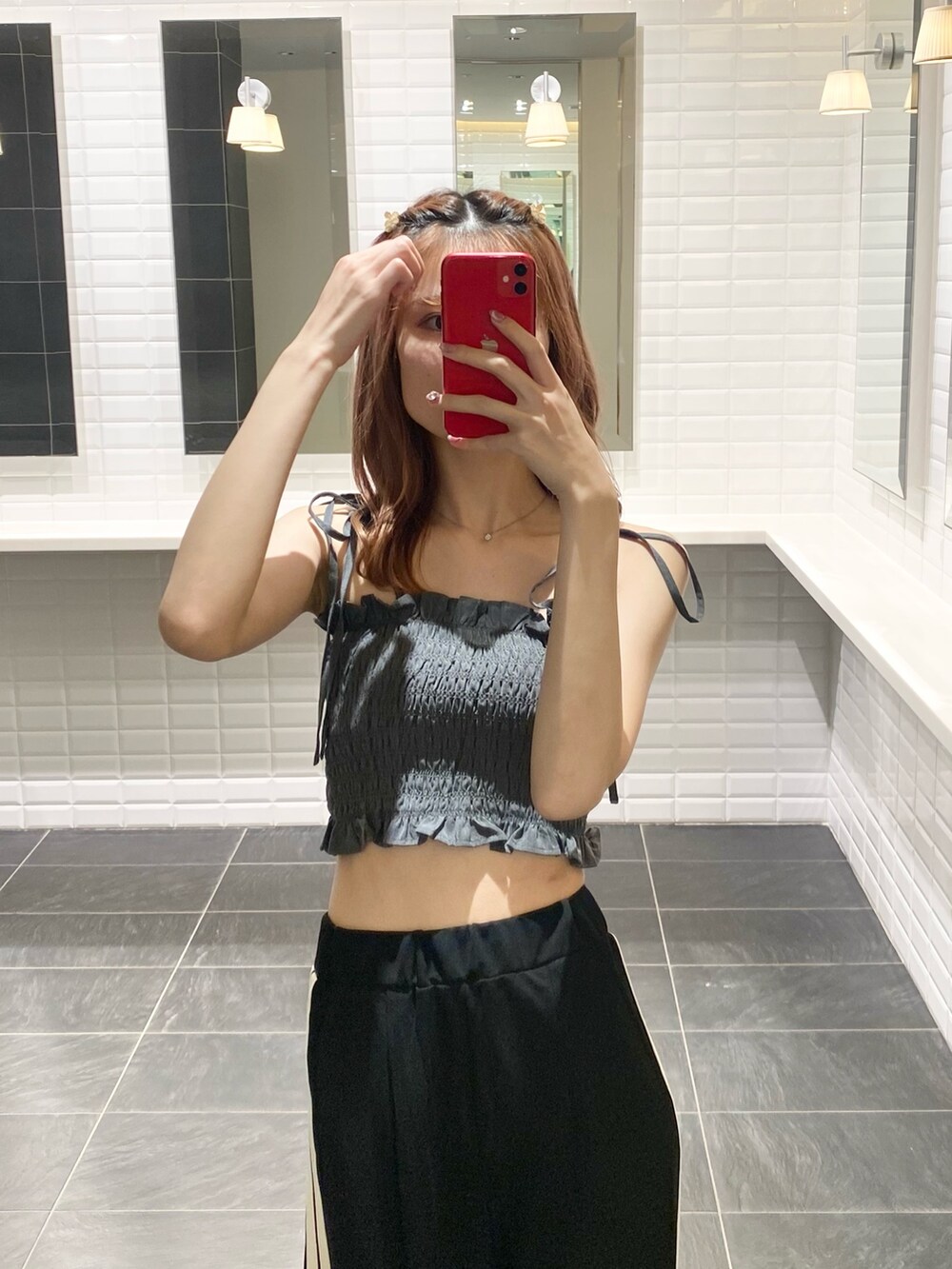 「ナイスクラップ、ootd、one after another NICE CLAUP、高身長女子、骨格ウェーブ、高身長コーデ、休日スタイル、シンプルコーデ、モノトーン、プチプラ、カジュアル、パンツスタイル、今日のコーデ、夏、カジュアルコーデ」｜「one after another NICE CLAUPのシャーリングビスチェ【別カラー/デニムは0132040110で検索】（キャミソール、グレー系）」を使った、moeさん（レディース・172cm）の夏コーディネートの4枚目の写真