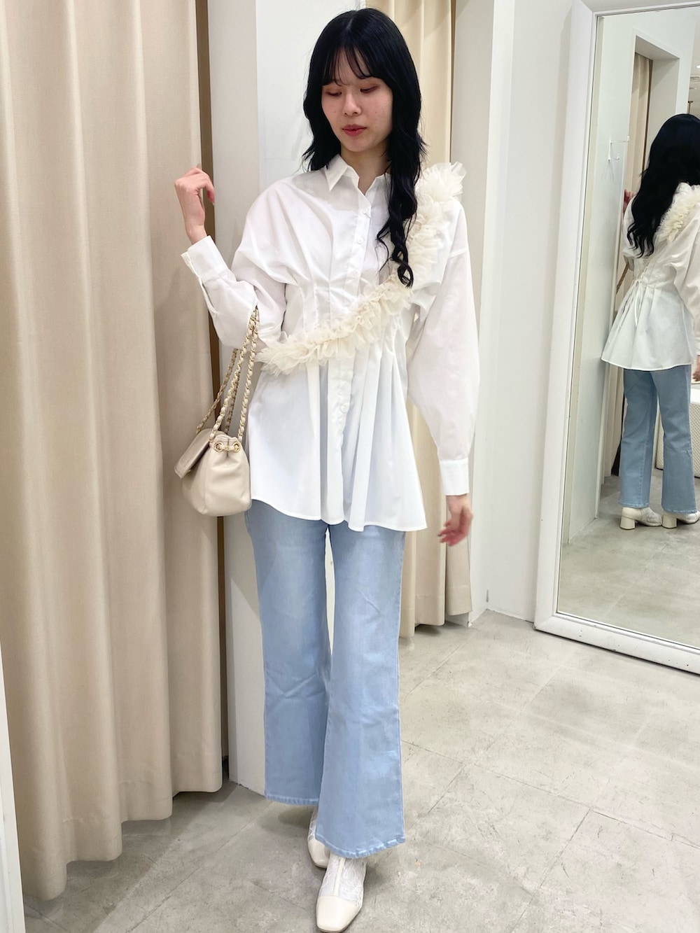 「ナイスクラップ、ootd、one after another NICE CLAUP、骨格ウェーブ、高身長女子、高身長コーデ、レイヤードスタイル、お出かけコーデ、プチプラ、デニム、パンツスタイル、楽チンコーデ、ラフコーデ、トレンド、初秋コーデ」|「one after another NICE CLAUPのシアーショートブーツ(ブーツ、ホワイト系)」を使った、moeさん(レディース・174cm)の夏コーディネートの4枚目の写真