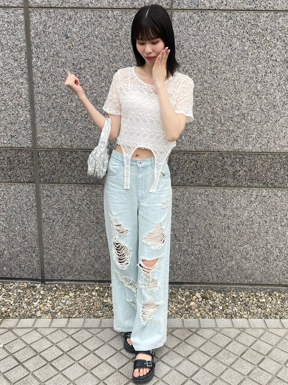 「ナイスクラップ、デニム、デニムパンツ、パンツスタイル、骨格ウェーブ、高身長、高身長女子、高身長コーデ、ootd、one after another NICE CLAUP、おしゃれさんと繋がりたい、お出かけコーデ、オトナカジュアル、オトナ女子、シンプルコーデ」｜「one after another NICE CLAUPのシャーリングホーボーバッグ（ショルダーバッグ、シルバー系）」を使った、moeさん（レディース・174cm）の冬コーディネートの2枚目の写真
