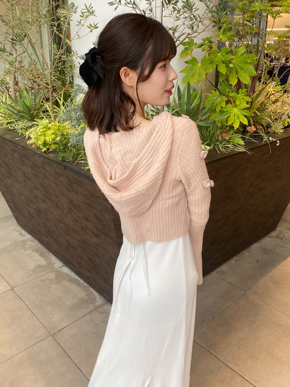 「ナイスクラップ、高身長、骨格ウェーブ、高身長女子、高身長コーデ、ootd、one after another NICE CLAUP、ワンピース、お出かけコーデ、オトナカジュアル、おしゃれさんと繋がりたい、オトナ女子、シンプルコーデ、シンプル、モノトーン」｜「one after another NICE CLAUPのビジューバックル付きストレッチショートブーツ（ブーツ、ホワイト系）」を使った、moeさん（レディース・174cm）の冬コーディネートの7枚目の写真