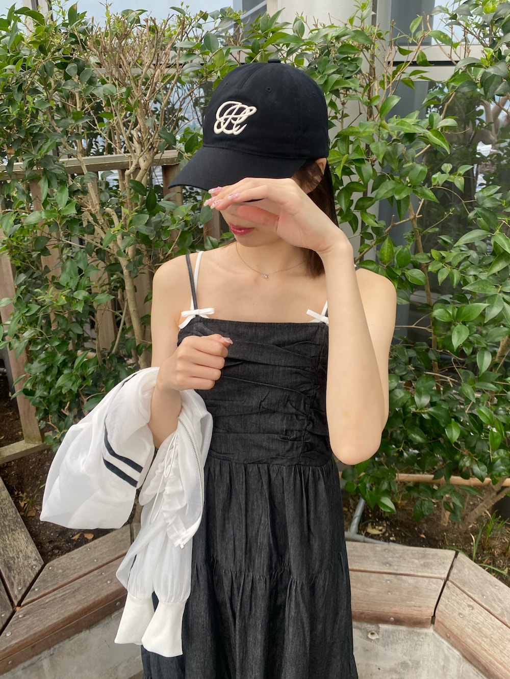 「ナイスクラップ、ootd、one after another NICE CLAUP、骨格ウェーブ、高身長、高身長女子、高身長コーデ、ブラック、モノトーン、ワンピース、お出かけコーデ、オトナカジュアル、おしゃれさんと繋がりたい、オトナ女子、シンプルコーデ」｜「one after another NICE CLAUPのヘアクリップリボン付き/ティアードキャミワンピース（ワンピース、ブラック系）」を使った、moeさん（レディース・174cm）の冬コーディネートの8枚目の写真