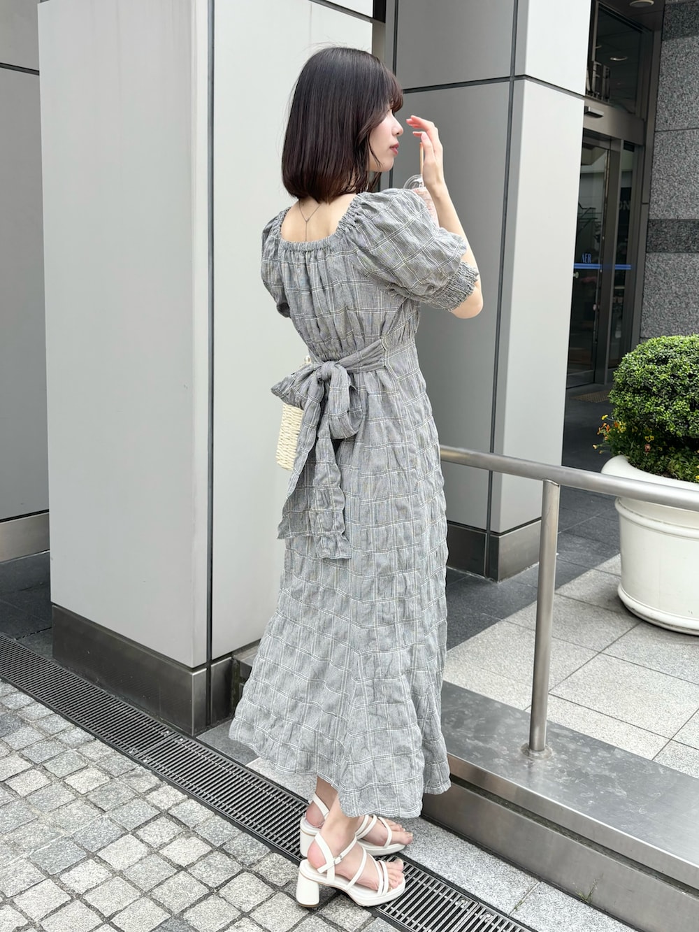 「ワンピース、ナイスクラップ、骨格ウェーブ、高身長女子、高身長コーデ、高身長、one after another NICE CLAUP、ootd、キレイめ、きれいめカジュアル、お出かけコーデ、オトナカジュアル、おしゃれさんと繋がりたい、オトナ女子、着回しコーデ」｜「one after another NICE CLAUPのバックリボンワンピース/WEB限定アイテム/リバイバル（ワンピース、ブラック系）」を使った、moeさん（レディース・174cm）の冬コーディネートの5枚目の写真