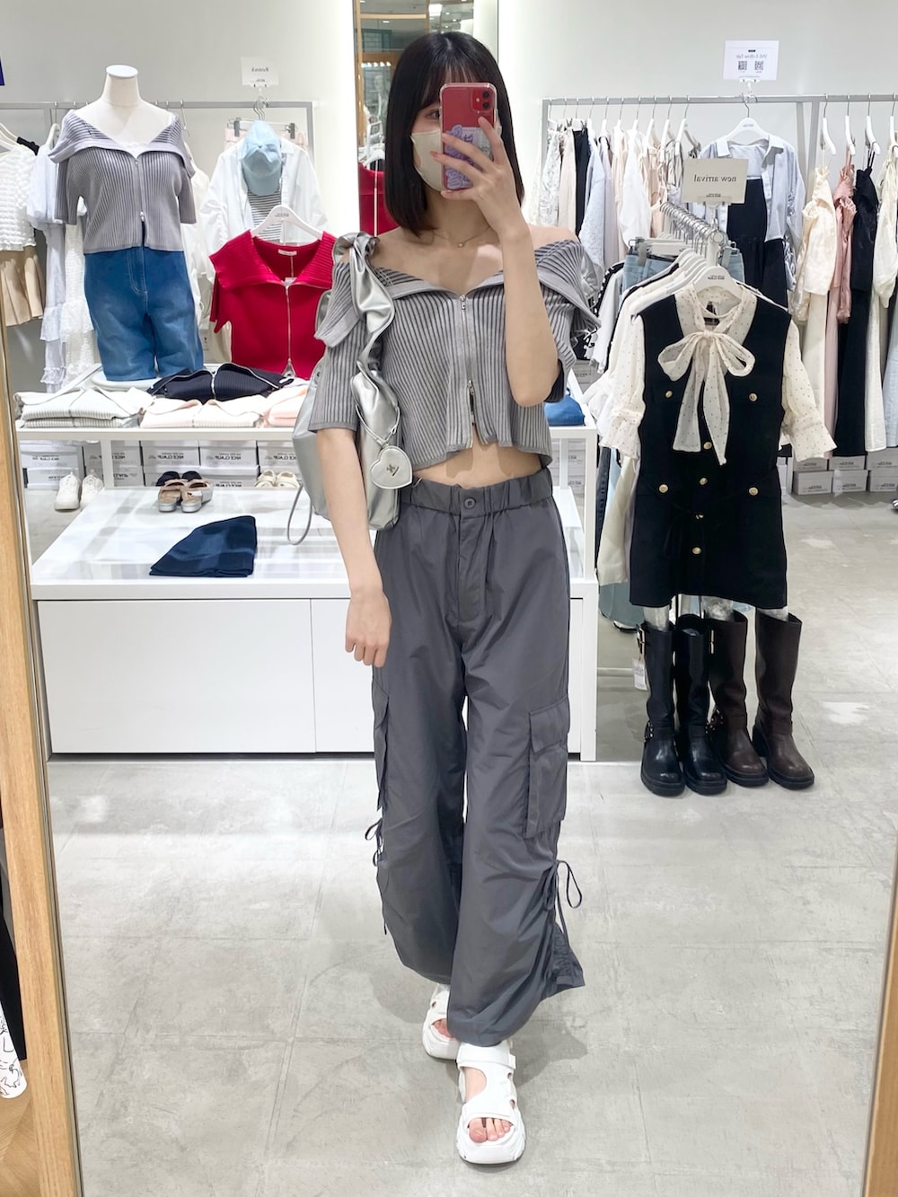 「ナイスクラップ、高身長、骨格ウェーブ、高身長女子、高身長コーデ、one after another NICE CLAUP、fashion、ootd、最近のいい感じコーデ、カジュアル、カジュアルコーデ、きれいめカジュアル、お出かけコーデ、おしゃれさんと繋がりたい、オトナ女子」|「one after another NICE CLAUPのダブルジップラインニット(ニット/セーター、グレー系)」を使った、moeさん(レディース・174cm)の冬コーディネートの5枚目の写真