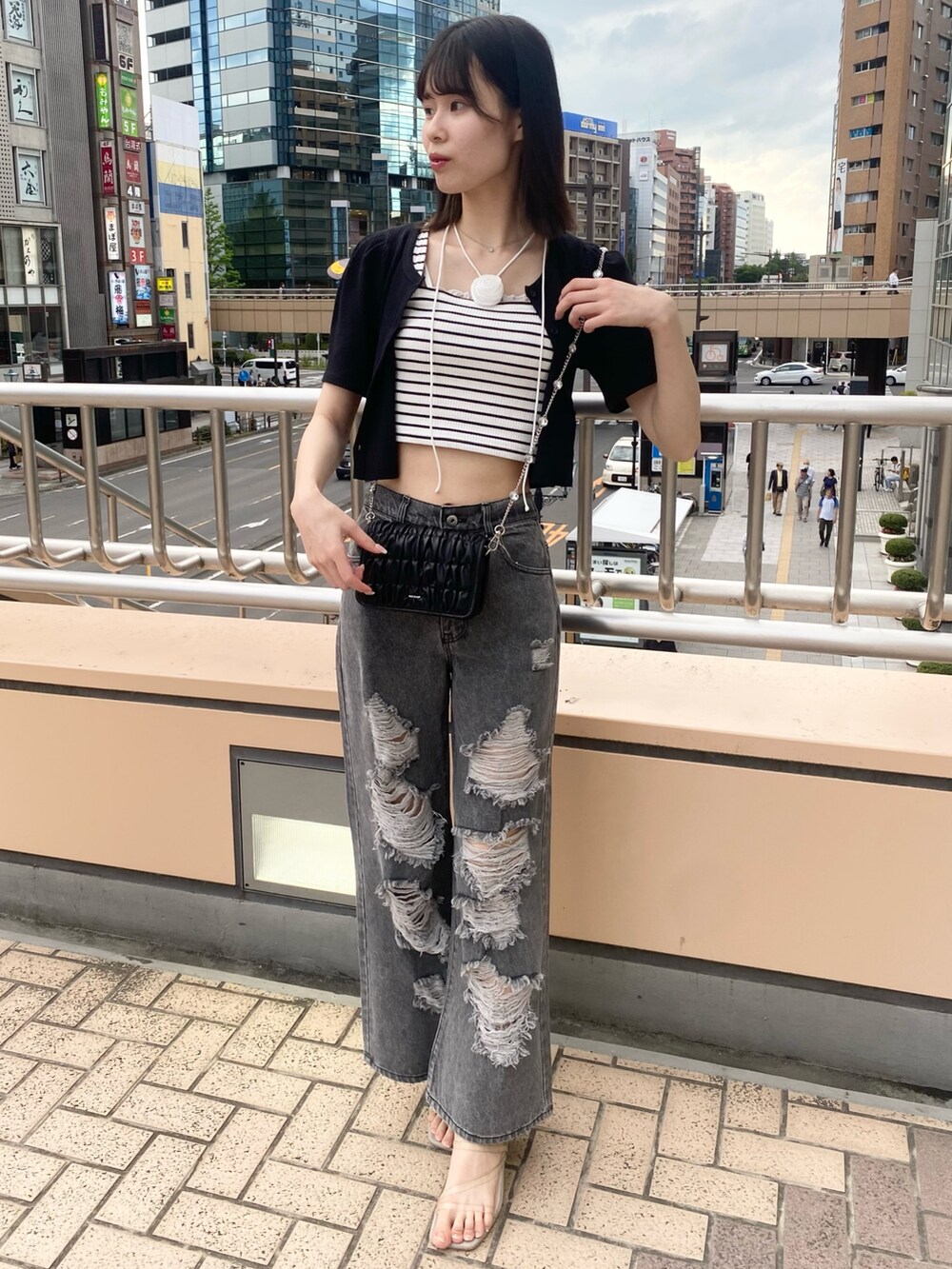 「ナイスクラップ、骨格ウェーブ、高身長、高身長女子、高身長コーデ、ootd、one after another NICE CLAUP、モノトーン、モノトーンコーデ、カジュアル、カジュアルコーデ、お出かけコーデ、オトナカジュアル、おしゃれさんと繋がりたい、韓国ファッション」｜「one after another NICE CLAUPのビジューストラップ/ミニショルダーバッグ（ショルダーバッグ、ブラック系）」を使った、moeさん（レディース・174cm）の冬コーディネートの3枚目の写真