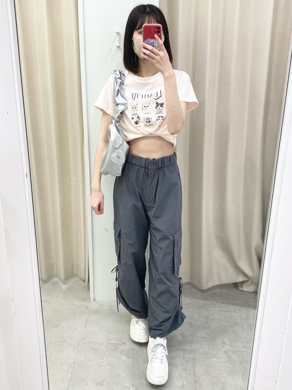「ナイスクラップ、最近のいい感じコーデ、パンツスタイル、高身長、骨格ウェーブ、高身長女子、高身長コーデ、カジュアル、カジュアルコーデ、モノトーン、ピンクコーデ、オトナカジュアル、オトナカワイイ、着回しコーデ、キレイめ」|「one after another NICE CLAUPのサイドドロストカーゴパンツ(カーゴパンツ、グレー系)」を使った、moeさん(レディース・174cm)の冬コーディネートの5枚目の写真