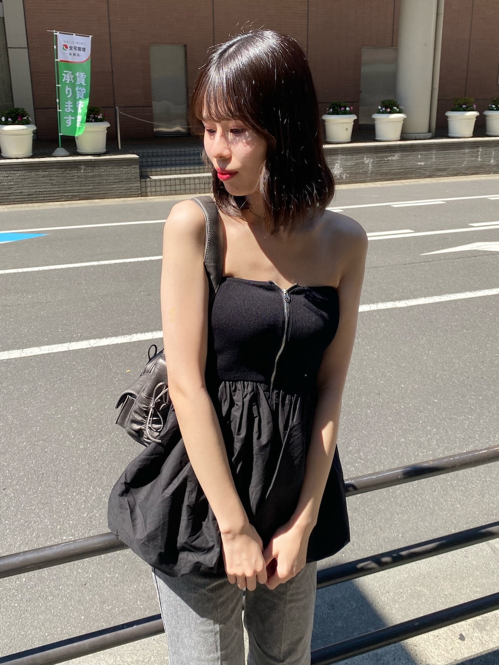 「ナイスクラップ、one after another NICE CLAUP、ootd、高身長、高身長女子、高身長コーデ、パンツスタイル、デニム、ダウンジャケット、オトナカジュアル、モノトーン、着回しコーデ、オトナカワイイ、キレイめ」|「one after another NICE CLAUPのバルーンチュニックビスチェ(チュニック、ブラック系)」を使った、moeさん(レディース・174cm)の冬コーディネートの6枚目の写真