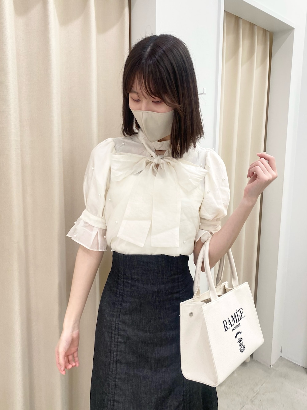 「カジュアル、ナイスクラップ、ootd、one after another NICE CLAUP、高身長女子、骨格ウェーブ、高身長コーデ、高身長、スカート、きれいめカジュアル、キレイめ、最近のいい感じコーデ、オトナカワイイ、着回しコーデ、オトナ女子」|「one after another NICE CLAUPの【S,Mサイズ展開】長さが変えられる/ドロストスカート(スカート、ブラック系)」を使った、moeさん(レディース・174cm)の冬コーディネートの4枚目の写真