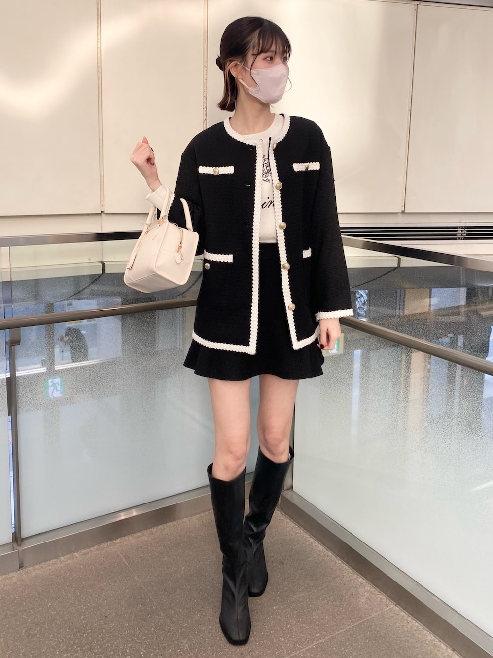 「ナイスクラップ、ootd、高身長女子、高身長コーデ、骨格ウェーブ、休日スタイル、大人カジュアル、セットアップ、ジャケット、オトナカジュアル、春アウター、春、リラックススタイル、ブラック、大人ガーリー」|「one after another NICE CLAUPのロゴ刺繍ニットプルオーバー(ニット/セーター、ホワイト系)」を使った、moeさん(レディース・174cm)の冬コーディネートの5枚目の写真
