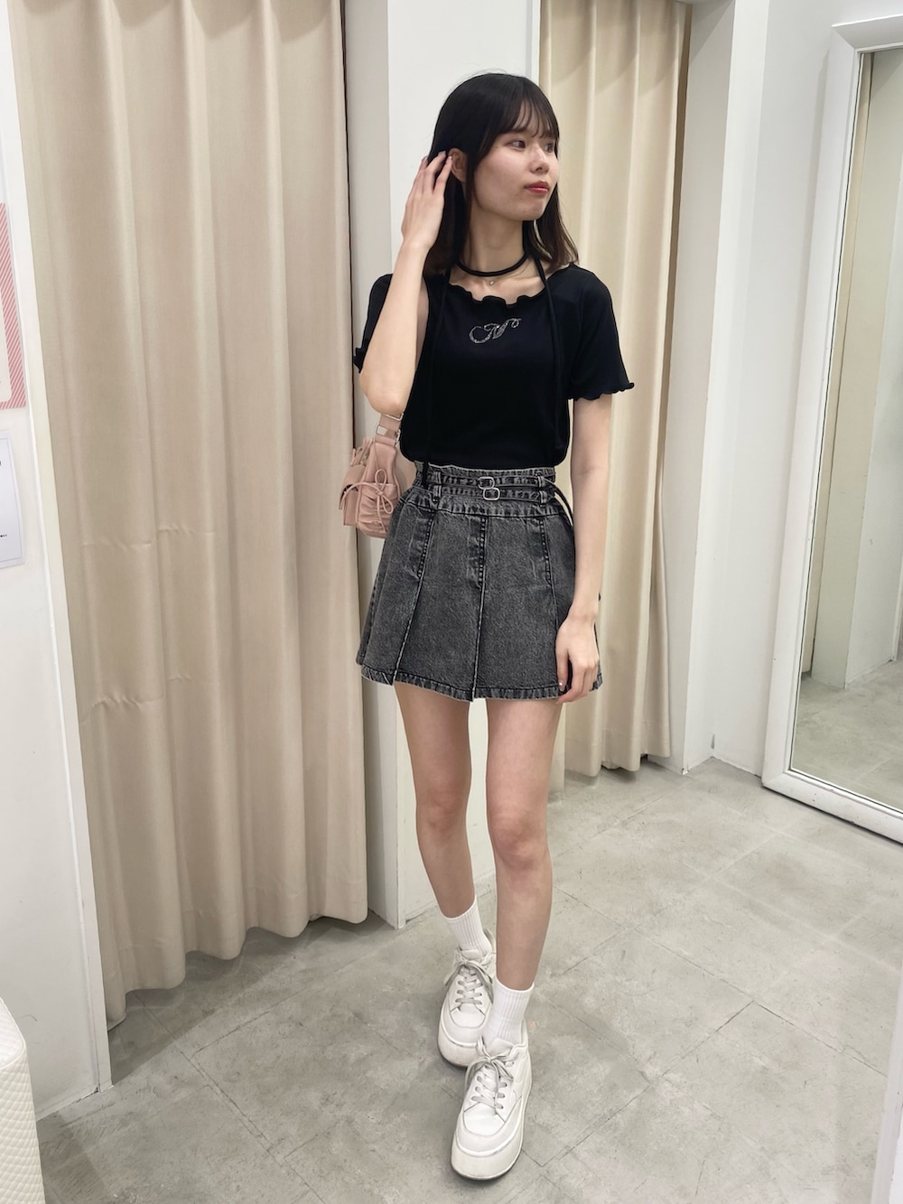 「ナイスクラップ、骨格ウェーブ、高身長、高身長女子、高身長コーデ、ootd、one after another NICE CLAUP、お出かけコーデ、シミラールック、モノトーン、モノトーンコーデ、おしゃれさんと繋がりたい、オトナカジュアル、オトナ女子、シンプルコーデ」｜「one after another NICE CLAUPのチョーカーセットラインストーンTシャツ【WEB限定色あり】（Tシャツ/カットソー、ブラック系）」を使った、moeさん（レディース・174cm）の冬コーディネートの7枚目の写真
