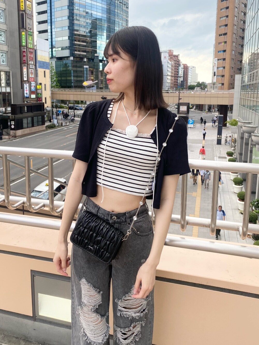 「ナイスクラップ、骨格ウェーブ、高身長、高身長女子、高身長コーデ、ootd、one after another NICE CLAUP、モノトーン、モノトーンコーデ、カジュアル、カジュアルコーデ、お出かけコーデ、オトナカジュアル、おしゃれさんと繋がりたい、韓国ファッション」｜「one after another NICE CLAUPのビジューストラップ/ミニショルダーバッグ（ショルダーバッグ、ブラック系）」を使った、moeさん（レディース・174cm）の冬コーディネートの6枚目の写真