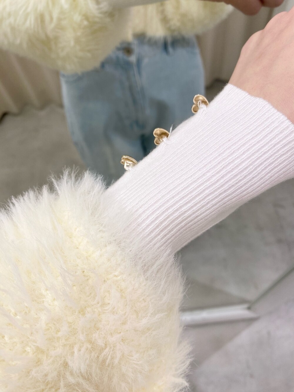 「ナイスクラップ、高身長女子、骨格ウェーブ、高身長コーデ、ootd、プチプラ、デニム、パンツスタイル、カジュアルコーデ、カジュアル、シンプルコーデ、シンプル、お出かけコーデ、オトナカジュアル、おしゃれさんと繋がりたい」|「one after another NICE CLAUPのハートボタンハイネックニット(ニット/セーター、ホワイト系)」を使った、moeさん(レディース・174cm)の冬コーディネートの6枚目の写真