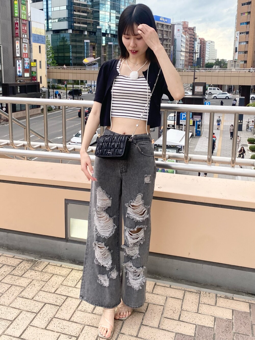 「ナイスクラップ、骨格ウェーブ、高身長、高身長女子、高身長コーデ、ootd、one after another NICE CLAUP、モノトーン、モノトーンコーデ、カジュアル、カジュアルコーデ、お出かけコーデ、オトナカジュアル、おしゃれさんと繋がりたい、韓国ファッション」｜「one after another NICE CLAUPのビジューストラップ/ミニショルダーバッグ（ショルダーバッグ、ブラック系）」を使った、moeさん（レディース・174cm）の冬コーディネートの2枚目の写真