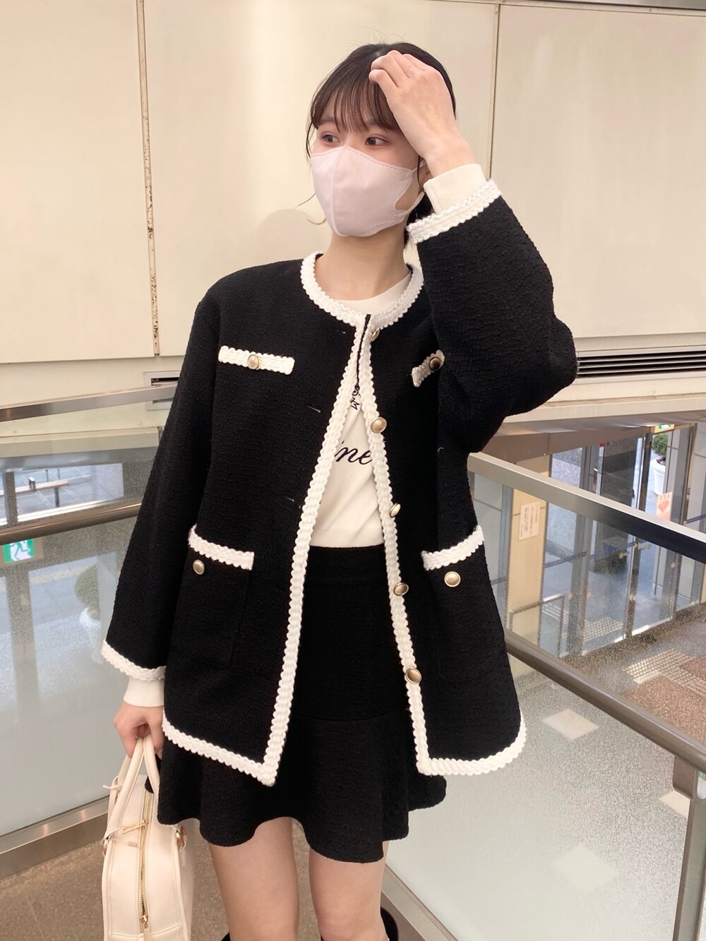 「ナイスクラップ、ootd、高身長女子、高身長コーデ、骨格ウェーブ、休日スタイル、大人カジュアル、セットアップ、ジャケット、オトナカジュアル、春アウター、春、リラックススタイル、ブラック、大人ガーリー」|「one after another NICE CLAUPのロゴ刺繍ニットプルオーバー(ニット/セーター、ホワイト系)」を使った、moeさん(レディース・174cm)の冬コーディネートの7枚目の写真