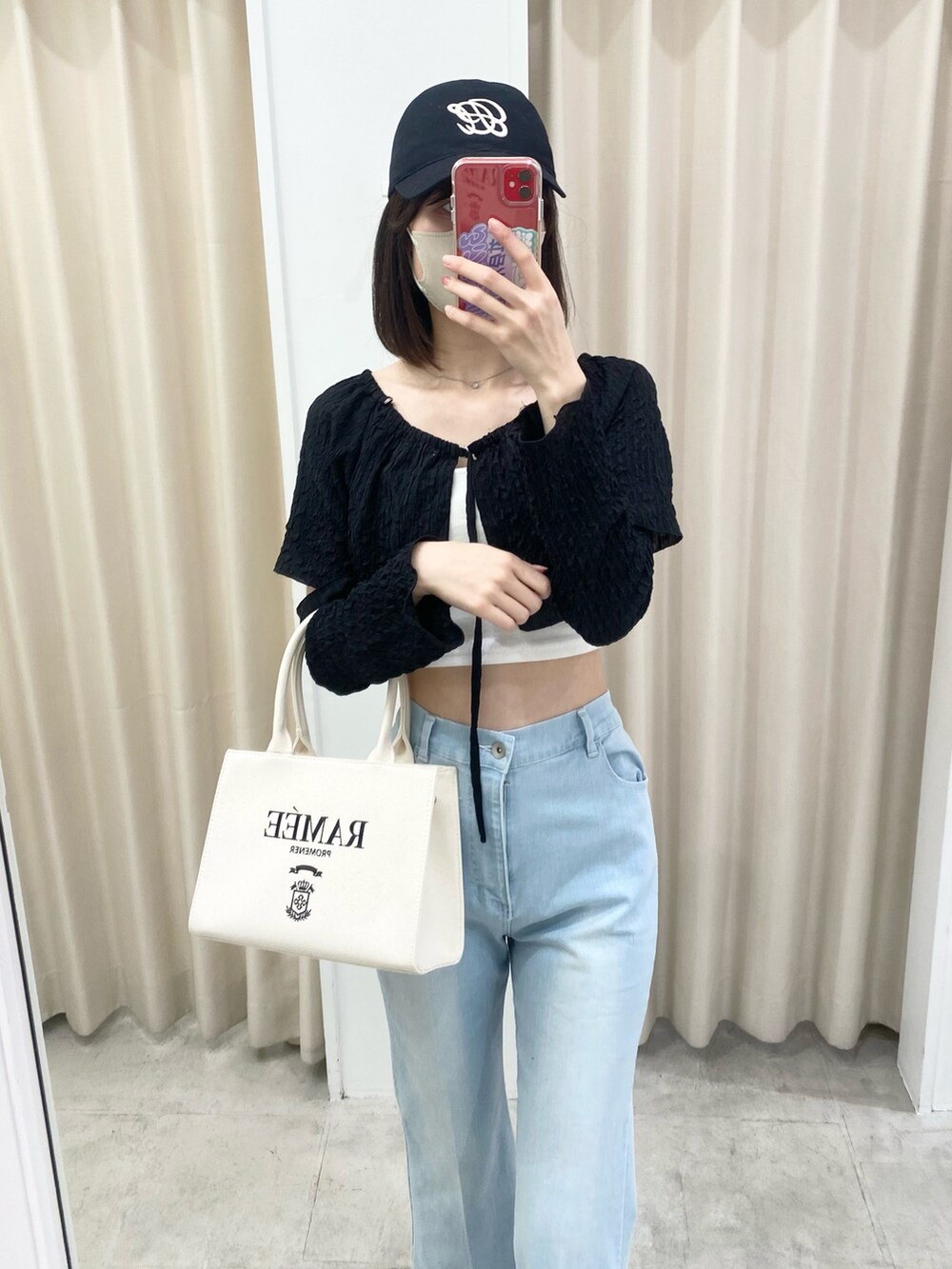 「最近のいい感じコーデ、デニム、デニムパンツ、パンツスタイル、カジュアル、カジュアルコーデ、ナイスクラップ、骨格ウェーブ、高身長、高身長女子、高身長コーデ、オトナカジュアル、キレイめ、オトナカワイイ、着回しコーデ」｜「one after another NICE CLAUPのマルチウェイボレロトップス（Tシャツ/カットソー、ブラック系）」を使った、moeさん（レディース・174cm）の冬コーディネートの4枚目の写真
