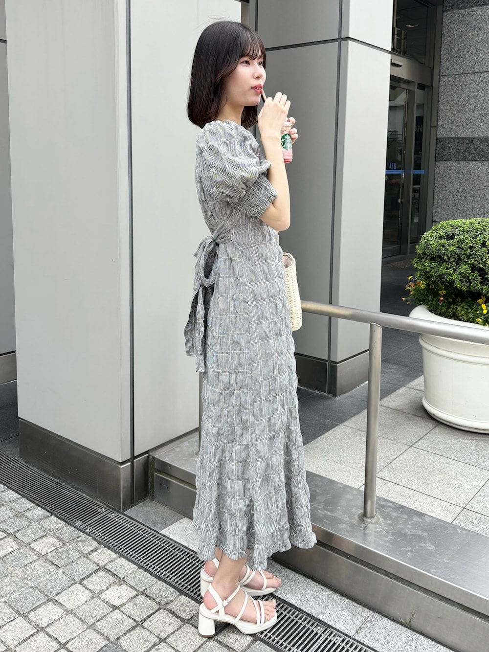 「ワンピース、ナイスクラップ、骨格ウェーブ、高身長女子、高身長コーデ、高身長、one after another NICE CLAUP、ootd、キレイめ、きれいめカジュアル、お出かけコーデ、オトナカジュアル、おしゃれさんと繋がりたい、オトナ女子、着回しコーデ」｜「one after another NICE CLAUPのバックリボンワンピース/WEB限定アイテム/リバイバル（ワンピース、ブラック系）」を使った、moeさん（レディース・174cm）の冬コーディネートの4枚目の写真