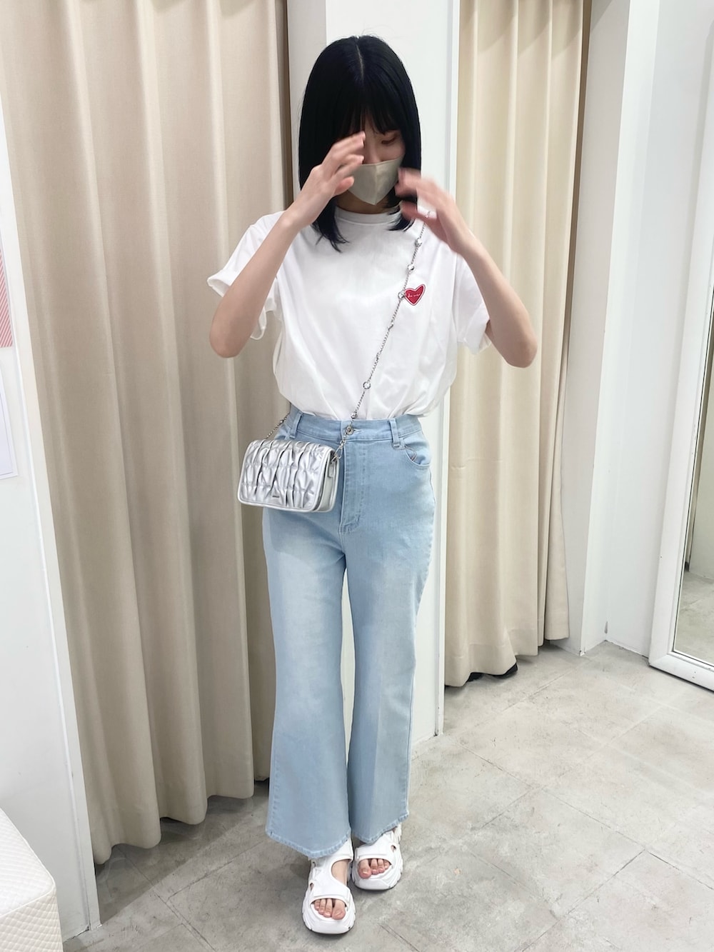 「ナイスクラップ、骨格ウェーブ、高身長女子、高身長コーデ、高身長、おしゃれさんと繋がりたい、ootd、one after another NICE CLAUP、お出かけコーデ、オトナカジュアル、オトナ女子、パンツスタイル、デニム、デニムパンツ、モノトーン」｜「one after another NICE CLAUPの【LIMMSE】ロゴTシャツ（Tシャツ/カットソー、ホワイト系）」を使った、moeさん（レディース・174cm）の冬コーディネートの3枚目の写真