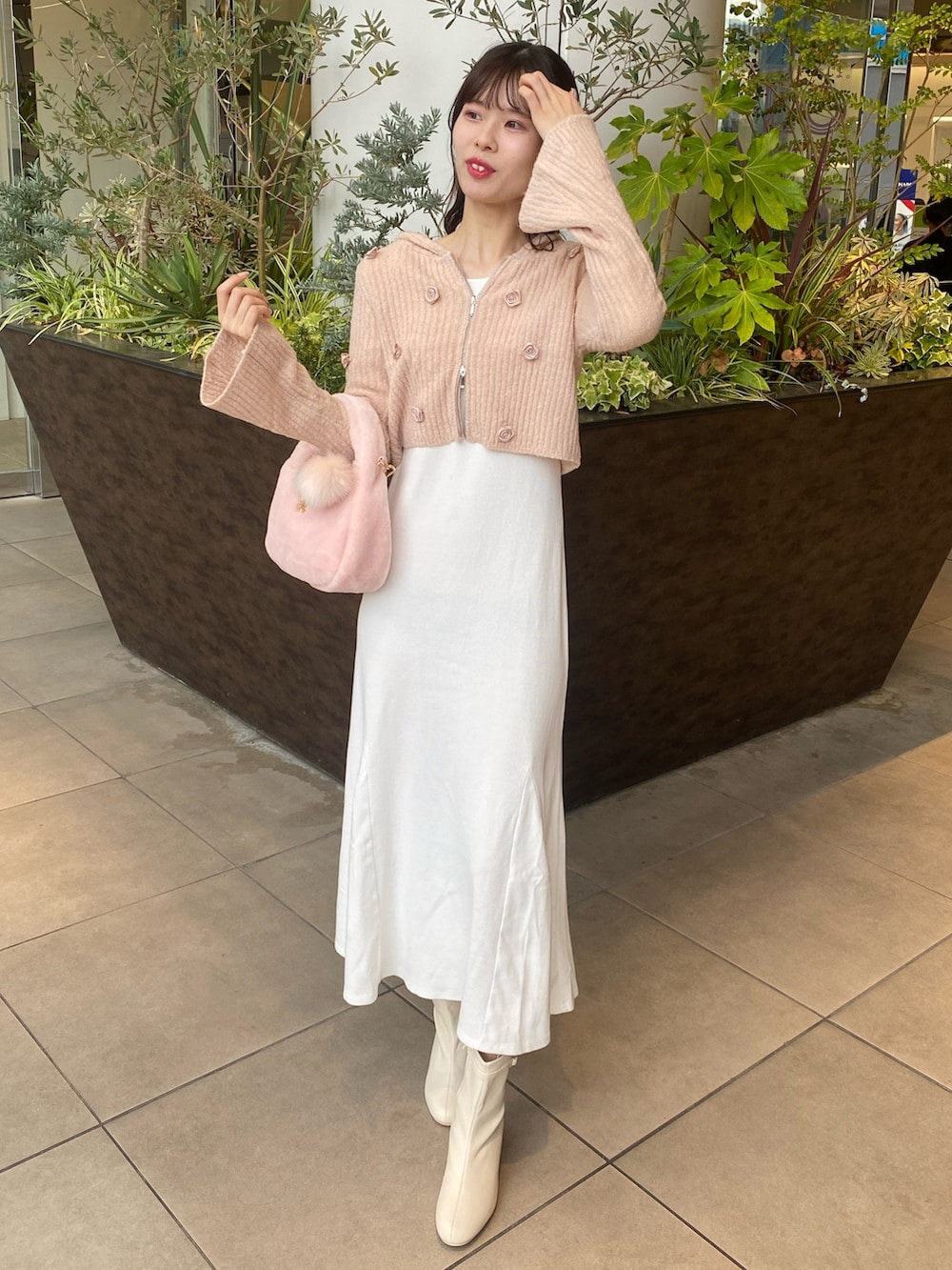 「ナイスクラップ、高身長、骨格ウェーブ、高身長女子、高身長コーデ、ootd、one after another NICE CLAUP、ワンピース、お出かけコーデ、オトナカジュアル、おしゃれさんと繋がりたい、オトナ女子、シンプルコーデ、シンプル、モノトーン」｜「one after another NICE CLAUPのビジューバックル付きストレッチショートブーツ（ブーツ、ホワイト系）」を使った、moeさん（レディース・174cm）の冬コーディネートの3枚目の写真