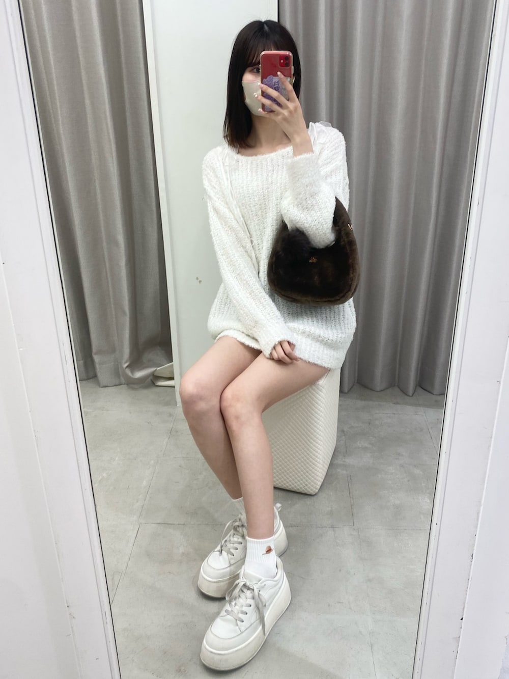 「ホワイトコーデ、クリスマスに着たい服、ナイスクラップ、ootd、骨格ウェーブ、高身長女子、高身長コーデ、高身長、one after another NICE CLAUP、outfit、お出かけコーデ、おしゃれさんと繋がりたい、オトナカジュアル」｜「one after another NICE CLAUPのプラットフォームスニーカー（スニーカー、ホワイト系）」を使った、moeさん（レディース・174cm）の冬コーディネートの2枚目の写真