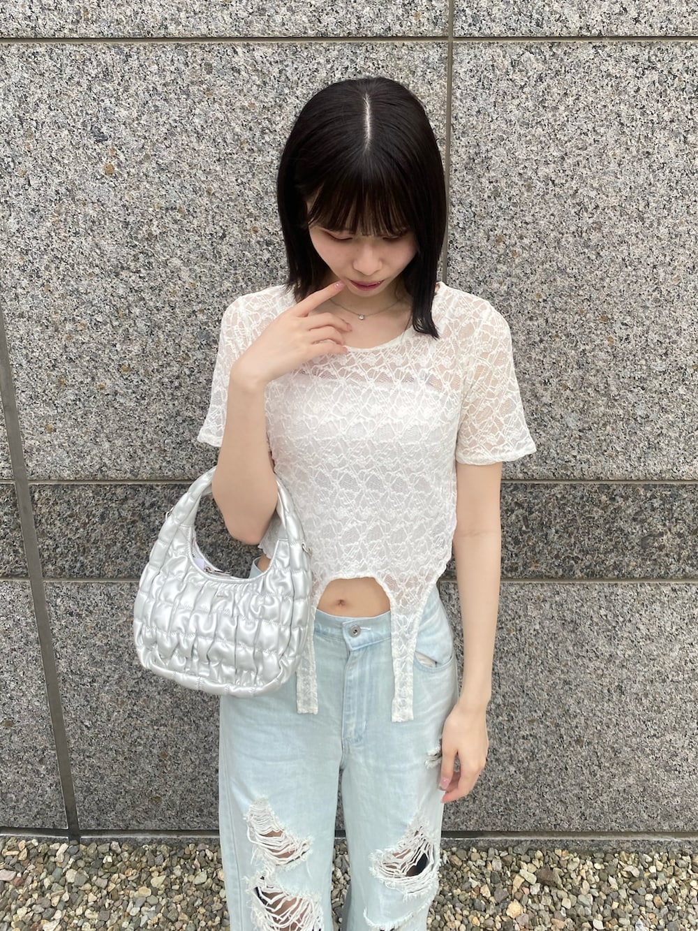 「ナイスクラップ、デニム、デニムパンツ、パンツスタイル、骨格ウェーブ、高身長、高身長女子、高身長コーデ、ootd、one after another NICE CLAUP、おしゃれさんと繋がりたい、お出かけコーデ、オトナカジュアル、オトナ女子、シンプルコーデ」｜「one after another NICE CLAUPのシャーリングホーボーバッグ（ショルダーバッグ、シルバー系）」を使った、moeさん（レディース・174cm）の冬コーディネートの6枚目の写真