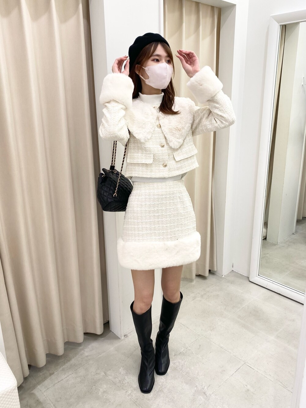「ナイスクラップ、高身長女子、高身長コーデ、骨格ウェーブ、ootd、オトナカジュアル、セットアップ、きれいめカジュアル、シンプル、モノトーン、休日スタイル、秋のコーデ、大人かわいい、大人女子、プチプラ」|「one after another NICE CLAUPのファー襟付きツイードジャケット(ノーカラージャケット、ホワイト系)」を使った、moeさん(レディース・172cm)の秋コーディネートの5枚目の写真