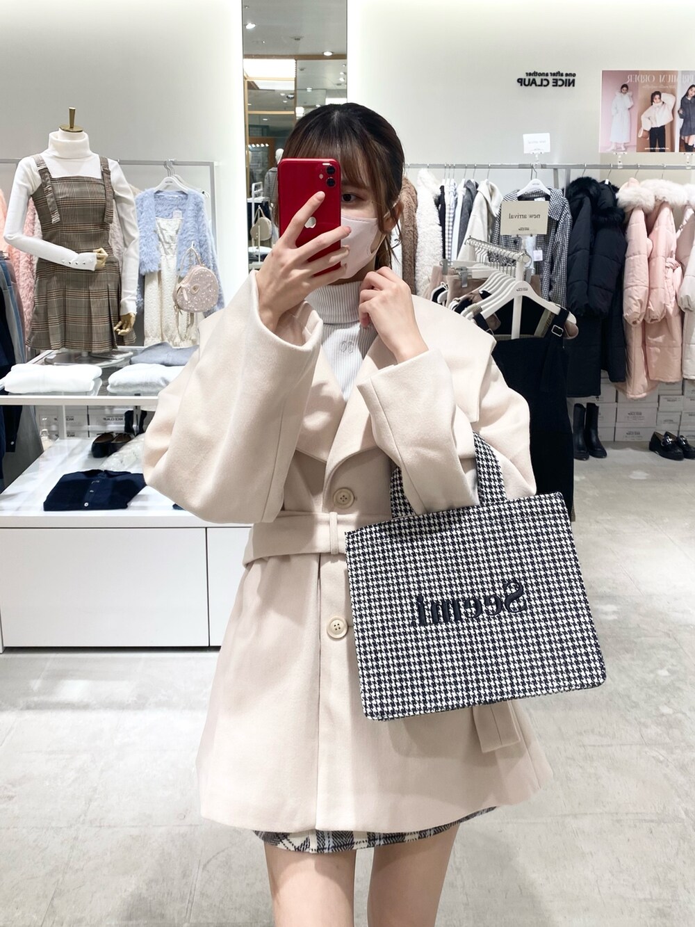「ナイスクラップ、骨格ウェーブ、高身長女子、高身長コーデ、ootd、アウター、オトナカジュアル、休日スタイル、シンプル、秋のコーデ、大人かわいい、お出かけコーデ、大人女子、プチプラ、秋冬」|「one after another NICE CLAUPのビックカラーミニワンピースコート(その他アウター、ホワイト系)」を使った、moeさん(レディース・172cm)の秋コーディネートの3枚目の写真