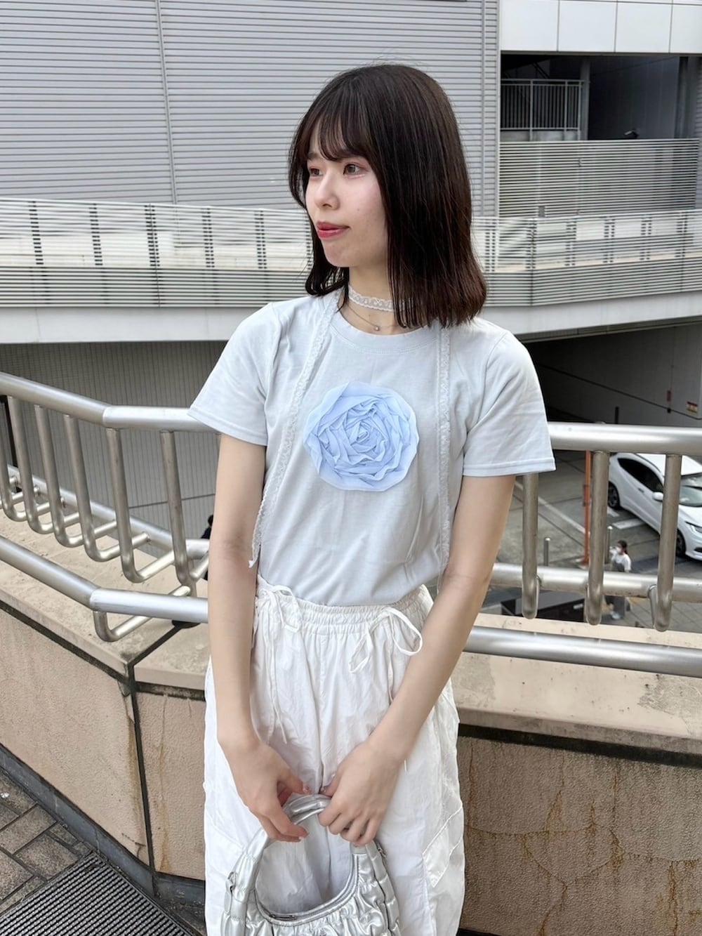 「お出かけコーデ、ootd、one after another NICE CLAUP、ナイスクラップ、骨格ウェーブ、高身長、高身長女子、高身長コーデ、パンツスタイル、オトナカジュアル、おしゃれさんと繋がりたい、オトナ女子、シンプルコーデ、シンプル、スニーカー」|「one after another NICE CLAUPのチョーカー付きローズT(Tシャツ/カットソー、ブルー系)」を使った、moeさん(レディース・174cm)の冬コーディネートの7枚目の写真