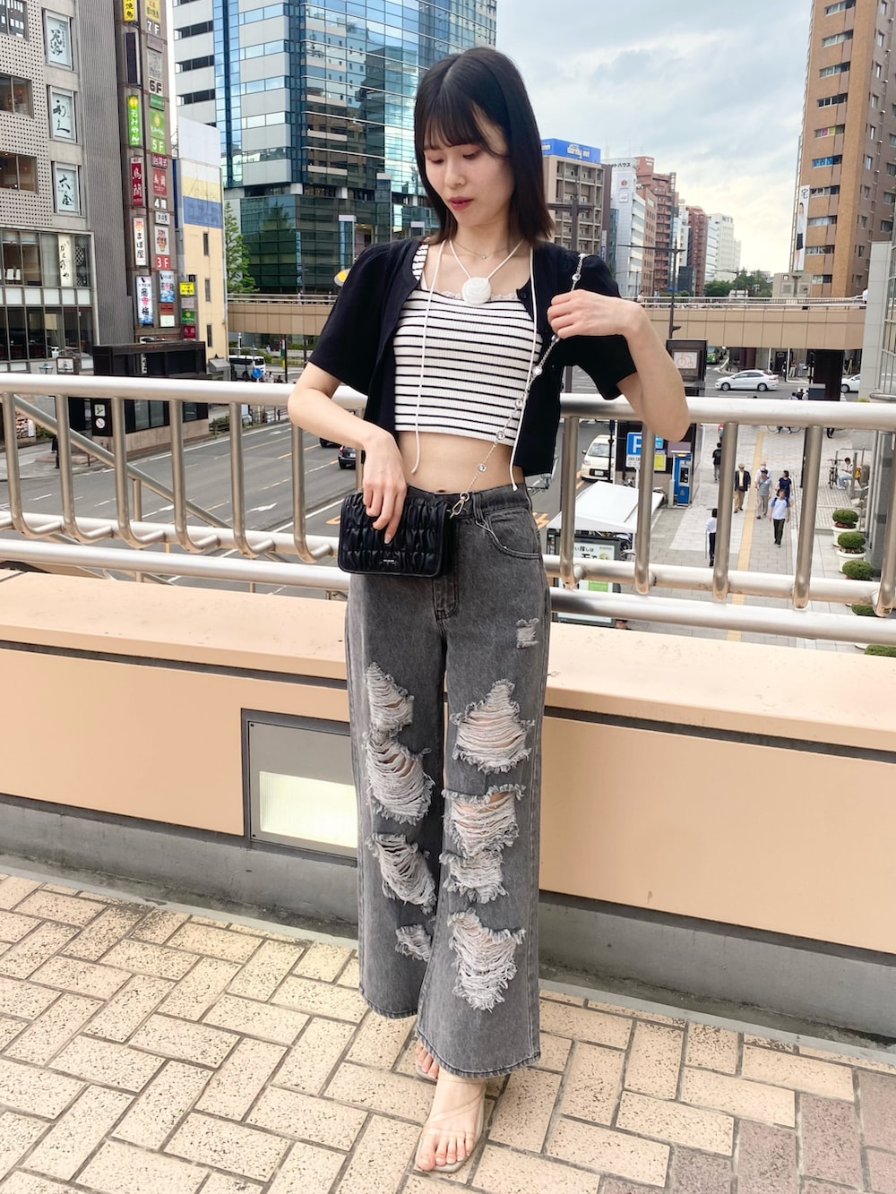 「ナイスクラップ、骨格ウェーブ、高身長、高身長女子、高身長コーデ、ootd、one after another NICE CLAUP、モノトーン、モノトーンコーデ、カジュアル、カジュアルコーデ、お出かけコーデ、オトナカジュアル、おしゃれさんと繋がりたい、韓国ファッション」｜「one after another NICE CLAUPのビジューストラップ/ミニショルダーバッグ（ショルダーバッグ、ブラック系）」を使った、moeさん（レディース・174cm）の冬コーディネートの4枚目の写真