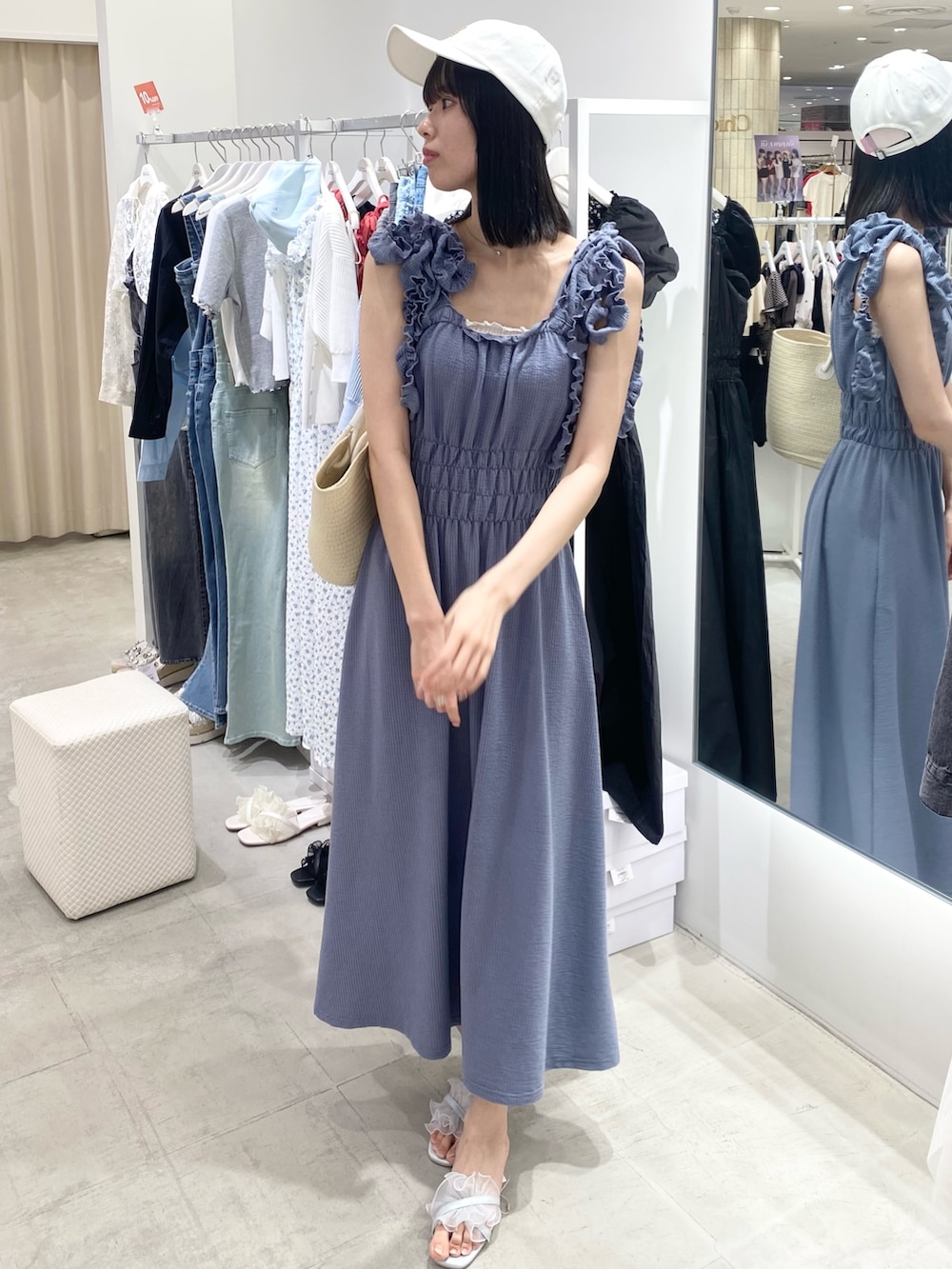 「ナイスクラップ、ワンピース、骨格ウェーブ、高身長、高身長女子、高身長コーデ、ootd、one after another NICE CLAUP、お出かけコーデ、オトナカジュアル、おしゃれさんと繋がりたい、オトナ女子、シンプルコーデ、シンプル、カラーコーデ」｜「one after another NICE CLAUPのリボン取り外し可能/肩リボンリラックスワンピース（ワンピース、ブルー系）」を使った、moeさん（レディース・174cm）の冬コーディネートの4枚目の写真