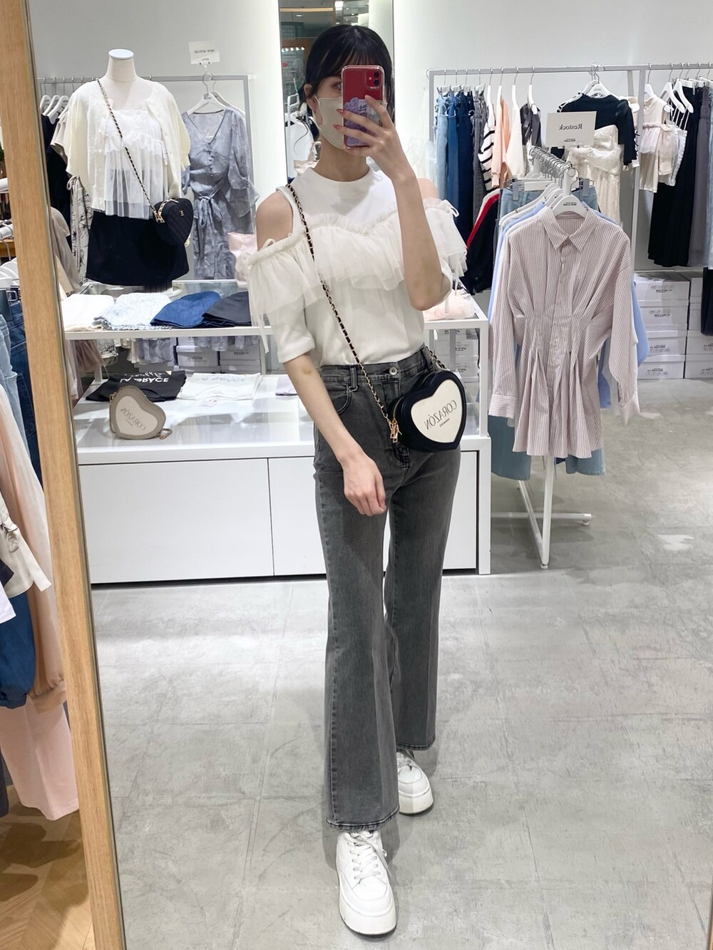 「ナイスクラップ、最近のいい感じコーデ、パーカー、韓国ファッション、オトナカジュアル、ootd、one after another NICE CLAUP、コート、高身長女子、高身長コーデ、高身長、骨格ウェーブ、おしゃれさんと繋がりたい、お洒落さんとつながりたい、キャップ」｜「one after another NICE CLAUPの【SMサイズ展開】美脚ストレッチデニム（デニムパンツ、ブラック系）」を使った、moeさん（レディース・174cm）の冬コーディネートの3枚目の写真