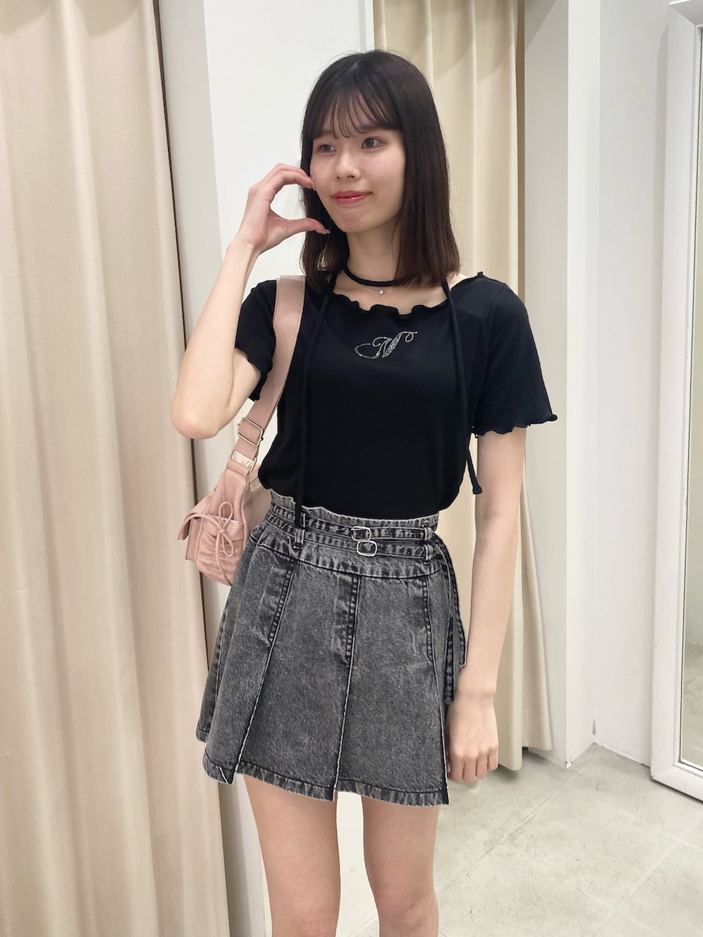 「ナイスクラップ、骨格ウェーブ、高身長、高身長女子、高身長コーデ、ootd、one after another NICE CLAUP、お出かけコーデ、シミラールック、モノトーン、モノトーンコーデ、おしゃれさんと繋がりたい、オトナカジュアル、オトナ女子、シンプルコーデ」｜「one after another NICE CLAUPのチョーカーセットラインストーンTシャツ【WEB限定色あり】（Tシャツ/カットソー、ブラック系）」を使った、moeさん（レディース・174cm）の冬コーディネートの3枚目の写真
