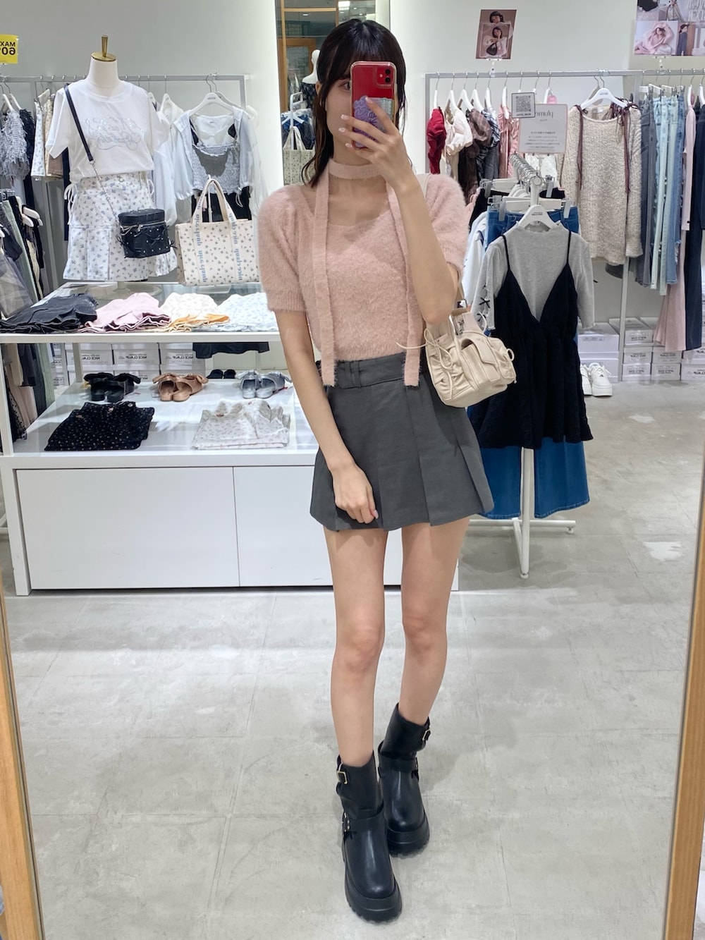 「ナイスクラップ、ピンク、ootd、one after another NICE CLAUP、骨格ウェーブ、高身長、高身長女子、高身長コーデ、お出かけコーデ、オトナ女子、オトナカジュアル、おしゃれさんと繋がりたい、シンプルコーデ、シンプル、スカート」|「one after another NICE CLAUPのチョーカーセットフェザーニット(ニット/セーター、ピンク系)」を使った、moeさん(レディース・174cm)の冬コーディネートの2枚目の写真