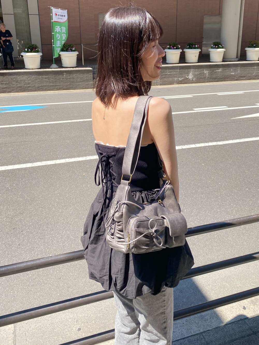 「ナイスクラップ、one after another NICE CLAUP、ootd、高身長、高身長女子、高身長コーデ、パンツスタイル、デニム、ダウンジャケット、オトナカジュアル、モノトーン、着回しコーデ、オトナカワイイ、キレイめ」|「one after another NICE CLAUPのバルーンチュニックビスチェ(チュニック、ブラック系)」を使った、moeさん(レディース・174cm)の冬コーディネートの7枚目の写真