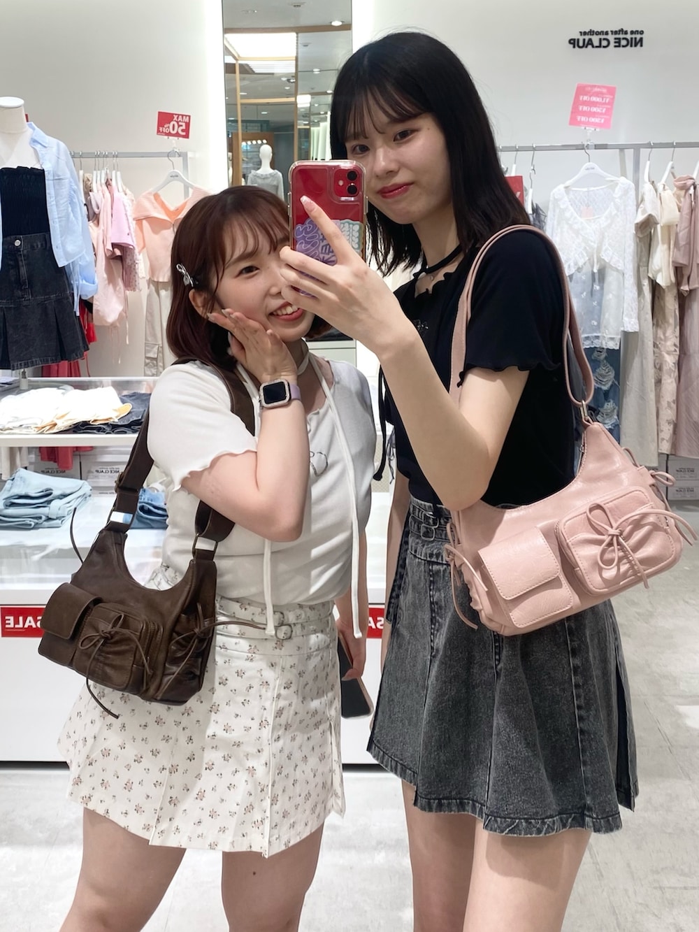 「ナイスクラップ、骨格ウェーブ、高身長、高身長女子、高身長コーデ、ootd、one after another NICE CLAUP、お出かけコーデ、シミラールック、モノトーン、モノトーンコーデ、おしゃれさんと繋がりたい、オトナカジュアル、オトナ女子、シンプルコーデ」｜「one after another NICE CLAUPのチョーカーセットラインストーンTシャツ【WEB限定色あり】（Tシャツ/カットソー、ブラック系）」を使った、moeさん（レディース・174cm）の冬コーディネートの2枚目の写真