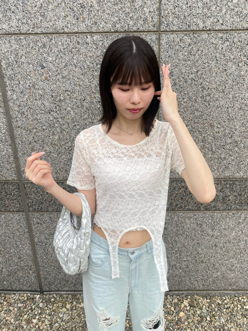 「ナイスクラップ、デニム、デニムパンツ、パンツスタイル、骨格ウェーブ、高身長、高身長女子、高身長コーデ、ootd、one after another NICE CLAUP、おしゃれさんと繋がりたい、お出かけコーデ、オトナカジュアル、オトナ女子、シンプルコーデ」｜「one after another NICE CLAUPのシャーリングホーボーバッグ（ショルダーバッグ、シルバー系）」を使った、moeさん（レディース・174cm）の冬コーディネートの5枚目の写真