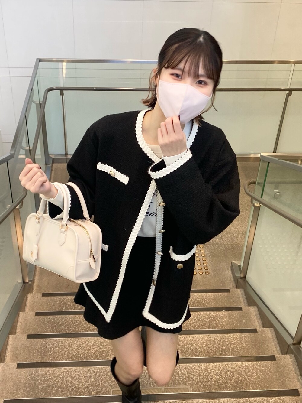 「ナイスクラップ、ootd、高身長女子、高身長コーデ、骨格ウェーブ、休日スタイル、大人カジュアル、セットアップ、ジャケット、オトナカジュアル、春アウター、春、リラックススタイル、ブラック、大人ガーリー」|「one after another NICE CLAUPのロゴ刺繍ニットプルオーバー(ニット/セーター、ホワイト系)」を使った、moeさん(レディース・174cm)の冬コーディネートの2枚目の写真