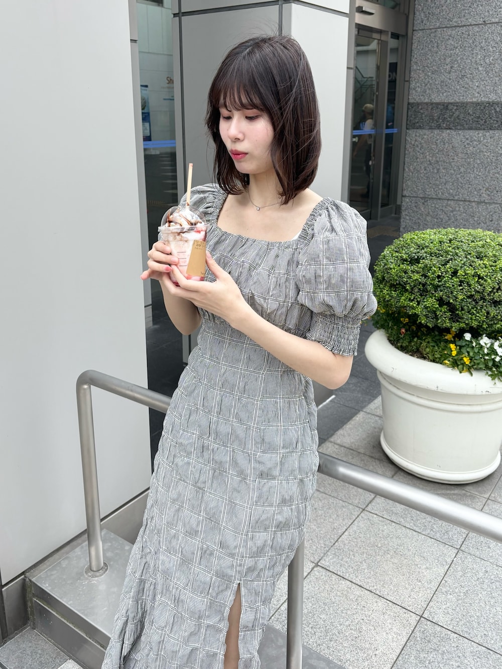 「ワンピース、ナイスクラップ、骨格ウェーブ、高身長女子、高身長コーデ、高身長、one after another NICE CLAUP、ootd、キレイめ、きれいめカジュアル、お出かけコーデ、オトナカジュアル、おしゃれさんと繋がりたい、オトナ女子、着回しコーデ」｜「one after another NICE CLAUPのバックリボンワンピース/WEB限定アイテム/リバイバル（ワンピース、ブラック系）」を使った、moeさん（レディース・174cm）の冬コーディネートの7枚目の写真