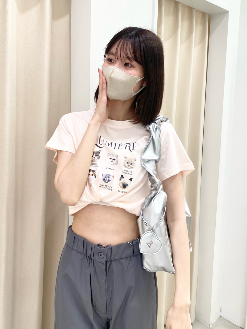 「ナイスクラップ、最近のいい感じコーデ、パンツスタイル、高身長、骨格ウェーブ、高身長女子、高身長コーデ、カジュアル、カジュアルコーデ、モノトーン、ピンクコーデ、オトナカジュアル、オトナカワイイ、着回しコーデ、キレイめ」|「one after another NICE CLAUPのサイドドロストカーゴパンツ(カーゴパンツ、グレー系)」を使った、moeさん(レディース・174cm)の冬コーディネートの4枚目の写真