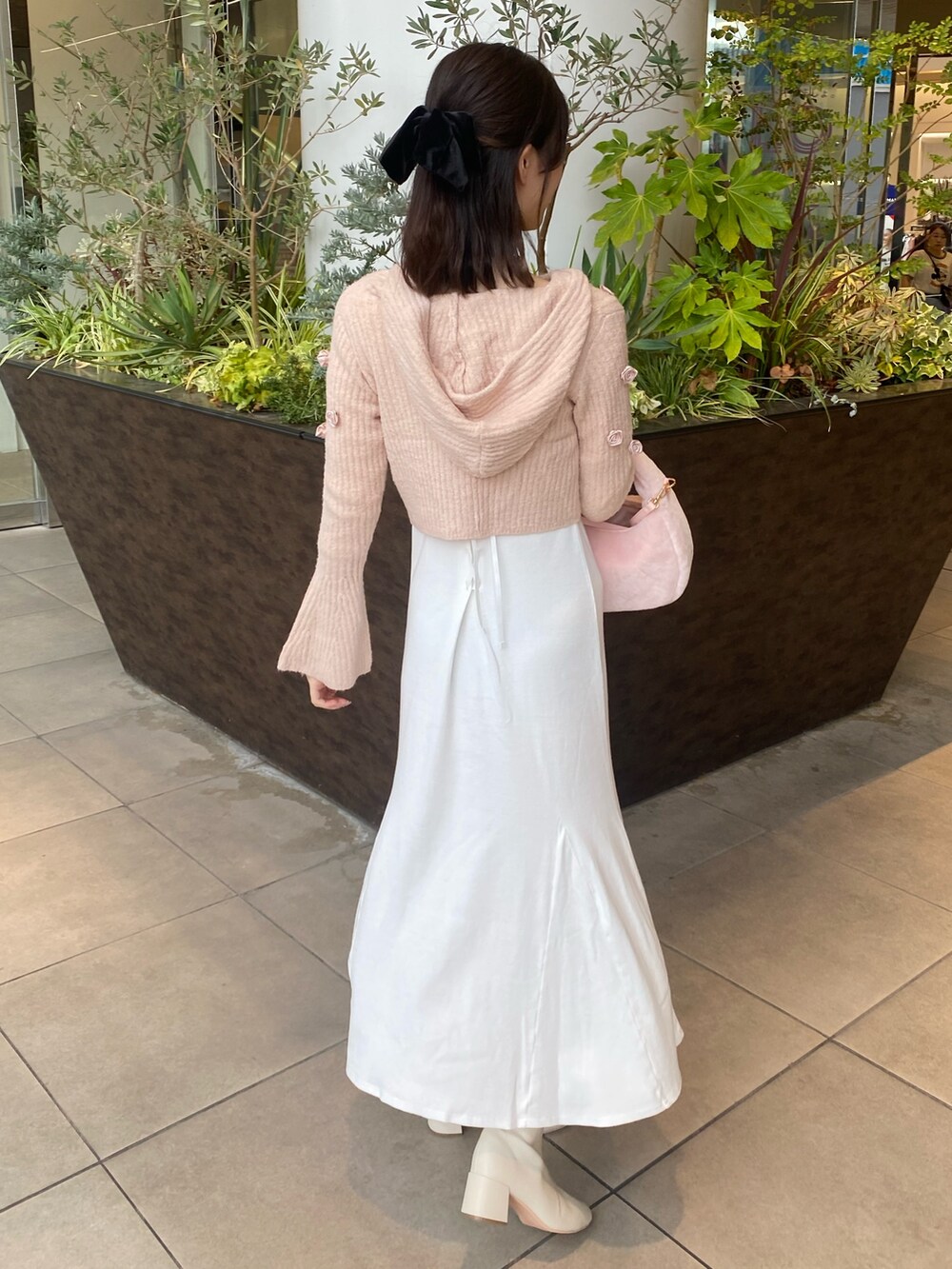 「ナイスクラップ、高身長、骨格ウェーブ、高身長女子、高身長コーデ、ootd、one after another NICE CLAUP、ワンピース、お出かけコーデ、オトナカジュアル、おしゃれさんと繋がりたい、オトナ女子、シンプルコーデ、シンプル、モノトーン」｜「one after another NICE CLAUPのビジューバックル付きストレッチショートブーツ（ブーツ、ホワイト系）」を使った、moeさん（レディース・174cm）の冬コーディネートの2枚目の写真